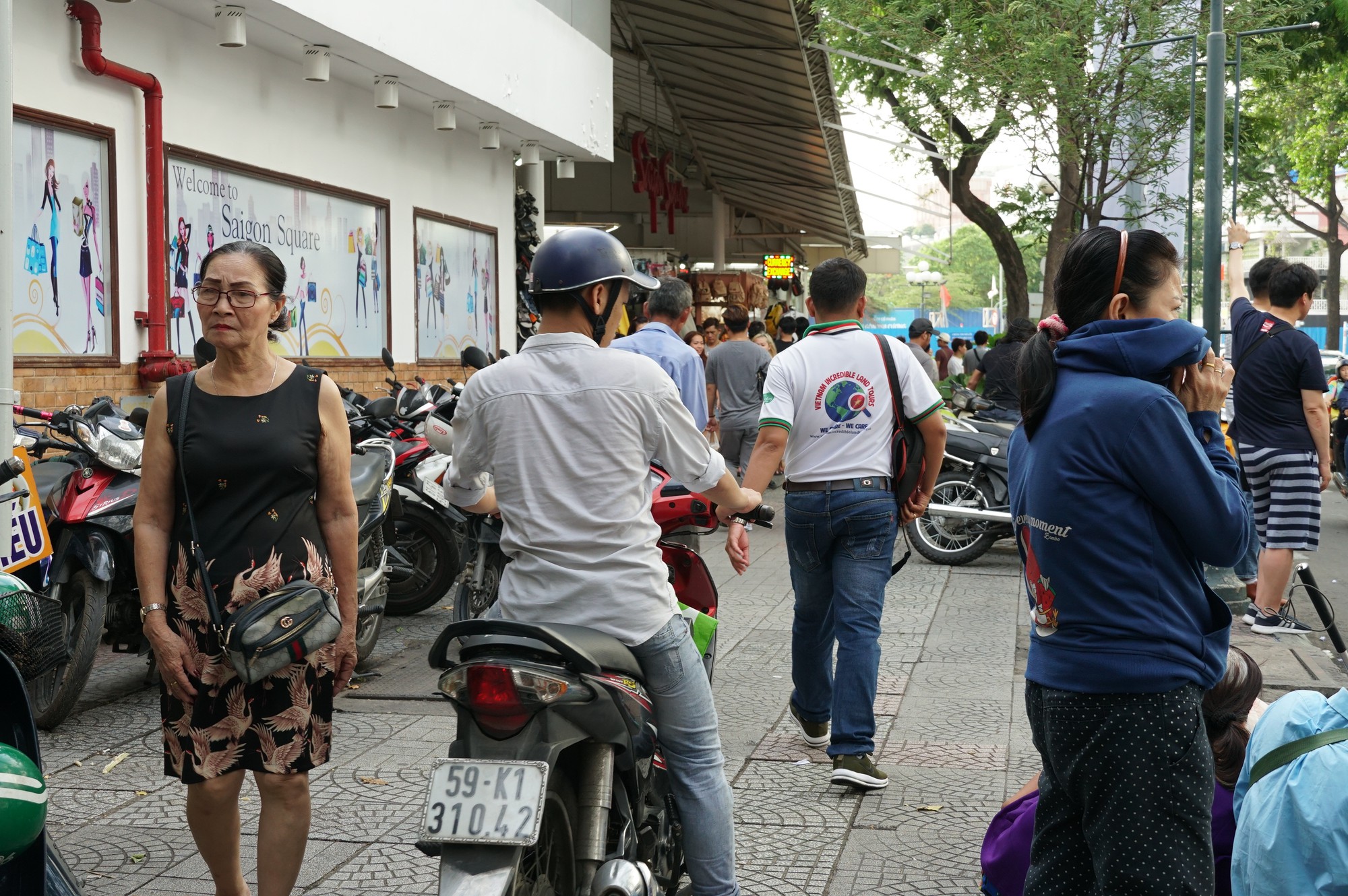 Vỉa hè quận 1 thế nào sau khi ông Đoàn Ngọc Hải không còn đi cẩu xe, đập các điểm xây dựng lấn chiếm - Ảnh 4. Vỉa hè quận 1 thế nào sau khi ông Đoàn Ngọc Hải không còn đi cẩu xe, đập các điểm xây dựng lấn chiếm - Ảnh 4.