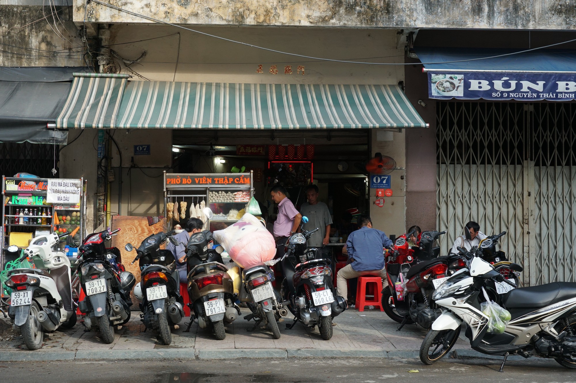 Vỉa hè quận 1 thế nào sau khi ông Đoàn Ngọc Hải không còn đi cẩu xe, đập các điểm xây dựng lấn chiếm - Ảnh 9. Vỉa hè quận 1 thế nào sau khi ông Đoàn Ngọc Hải không còn đi cẩu xe, đập các điểm xây dựng lấn chiếm - Ảnh 9.