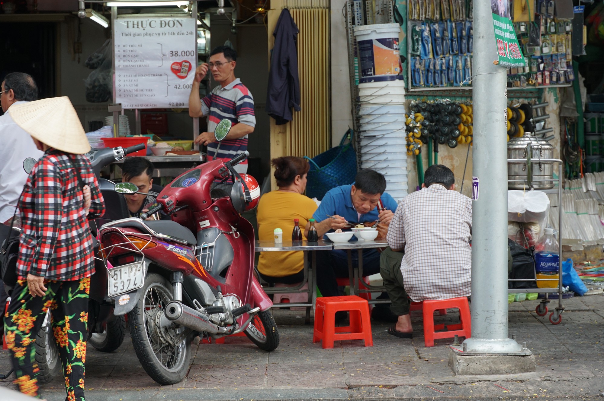 Vỉa hè quận 1 thế nào sau khi ông Đoàn Ngọc Hải không còn đi cẩu xe, đập các điểm xây dựng lấn chiếm - Ảnh 12. Vỉa hè quận 1 thế nào sau khi ông Đoàn Ngọc Hải không còn đi cẩu xe, đập các điểm xây dựng lấn chiếm - Ảnh 12.