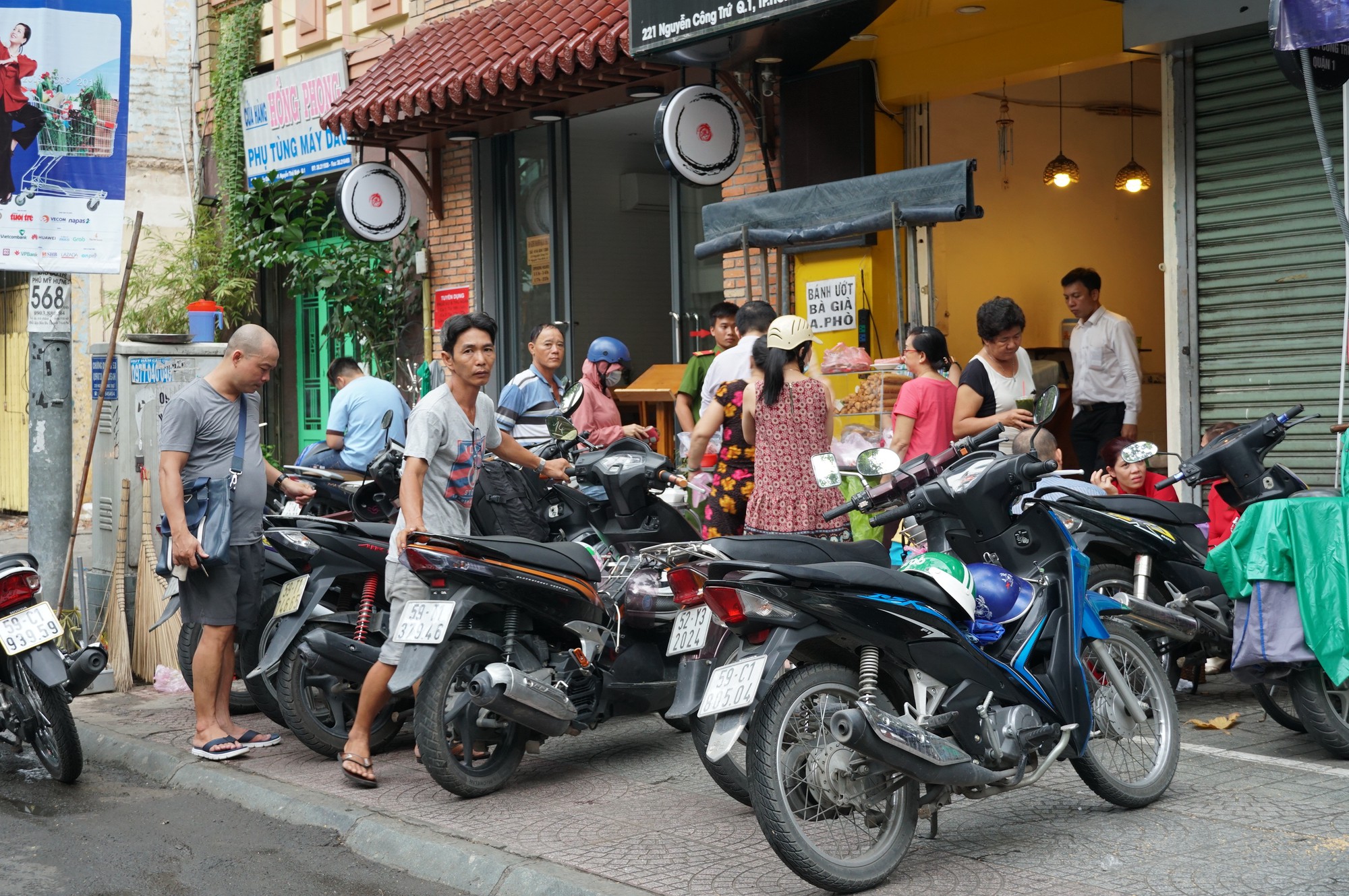Vỉa hè quận 1 thế nào sau khi ông Đoàn Ngọc Hải không còn đi cẩu xe, đập các điểm xây dựng lấn chiếm - Ảnh 14. Vỉa hè quận 1 thế nào sau khi ông Đoàn Ngọc Hải không còn đi cẩu xe, đập các điểm xây dựng lấn chiếm - Ảnh 14.