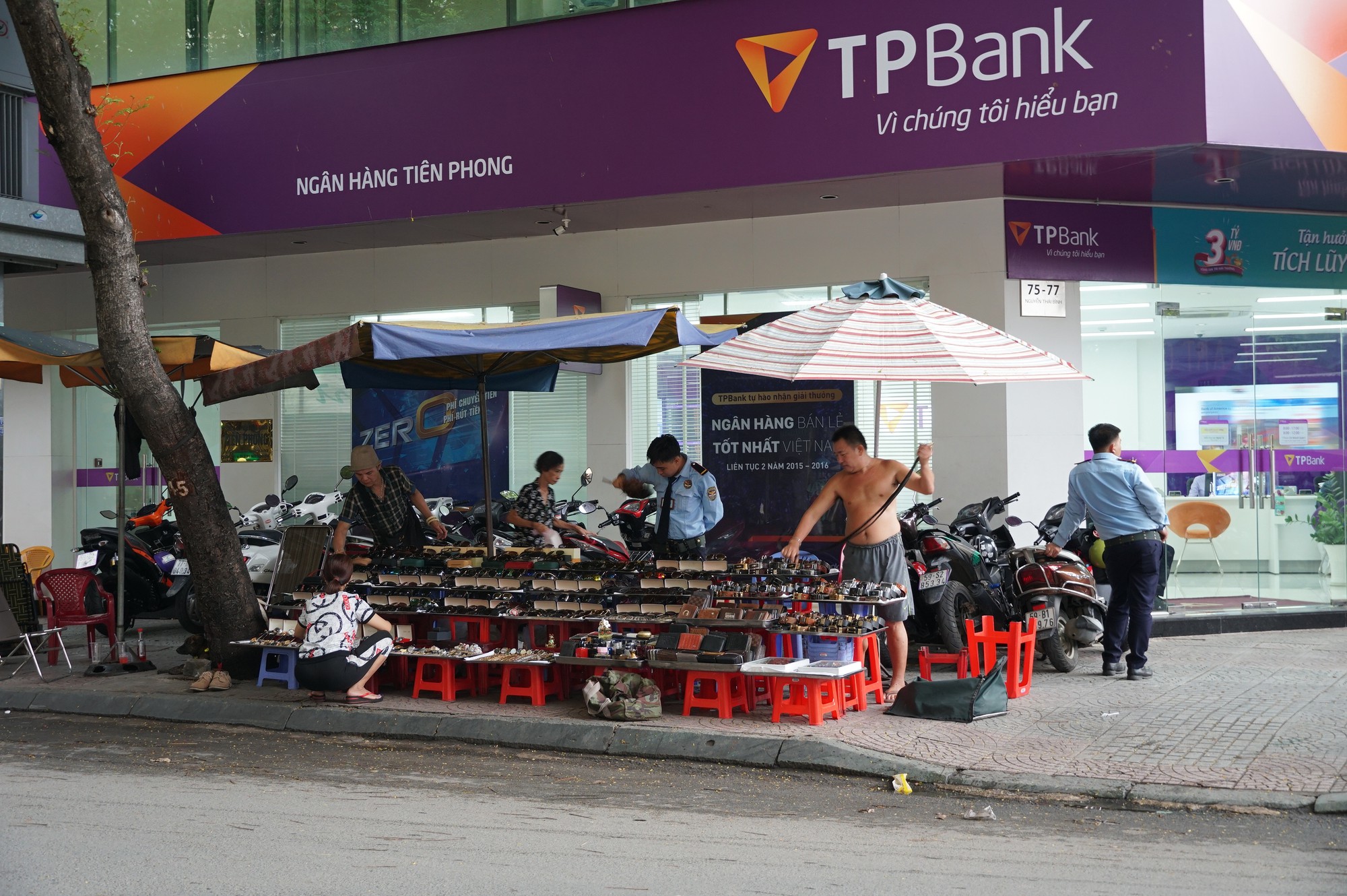 Vỉa hè quận 1 thế nào sau khi ông Đoàn Ngọc Hải không còn đi cẩu xe, đập các điểm xây dựng lấn chiếm - Ảnh 16. Vỉa hè quận 1 thế nào sau khi ông Đoàn Ngọc Hải không còn đi cẩu xe, đập các điểm xây dựng lấn chiếm - Ảnh 16.