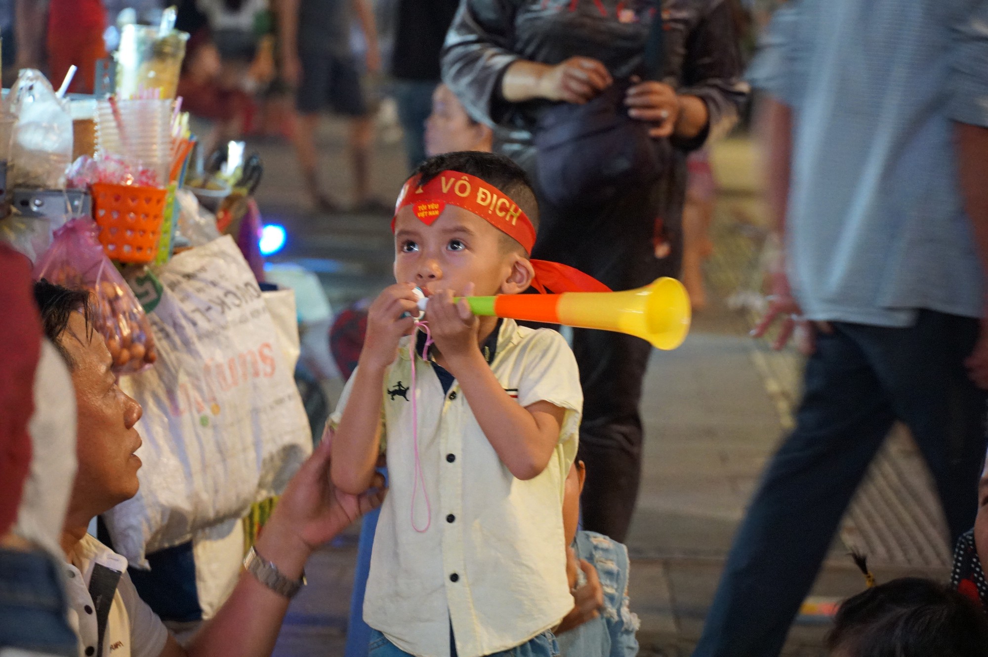 Hàng nghìn người Sài Gòn xuống phố đi bộ Nguyễn Huệ xem trận đại chiến Việt Nam - Thái Lan - Ảnh 9. Hàng nghìn người Sài Gòn xuống phố đi bộ Nguyễn Huệ xem trận đại chiến Việt Nam - Thái Lan - Ảnh 9.