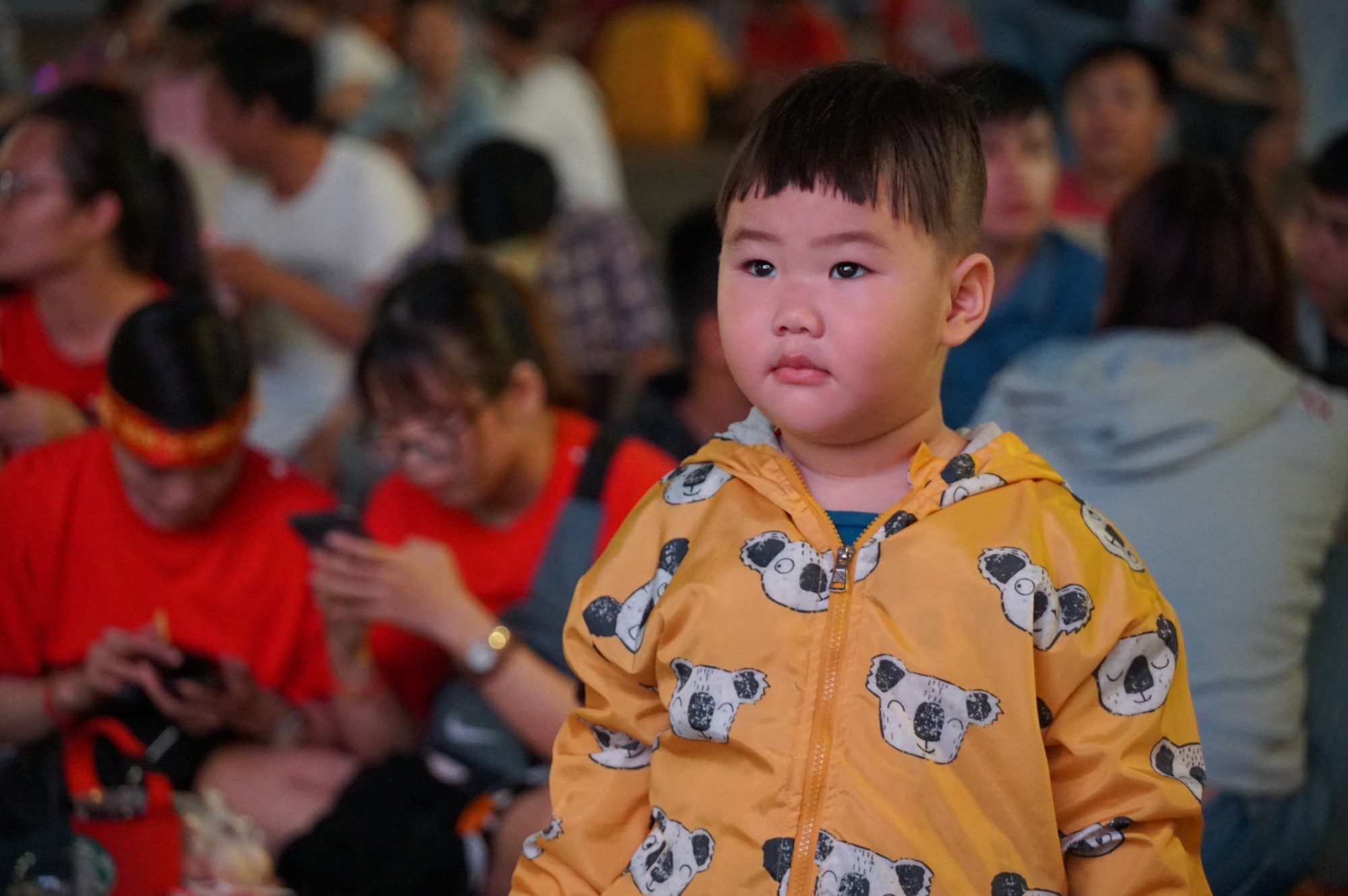 Hàng nghìn người Sài Gòn xuống phố đi bộ Nguyễn Huệ xem trận đại chiến Việt Nam - Thái Lan - Ảnh 2. Hàng nghìn người Sài Gòn xuống phố đi bộ Nguyễn Huệ xem trận đại chiến Việt Nam - Thái Lan - Ảnh 2.