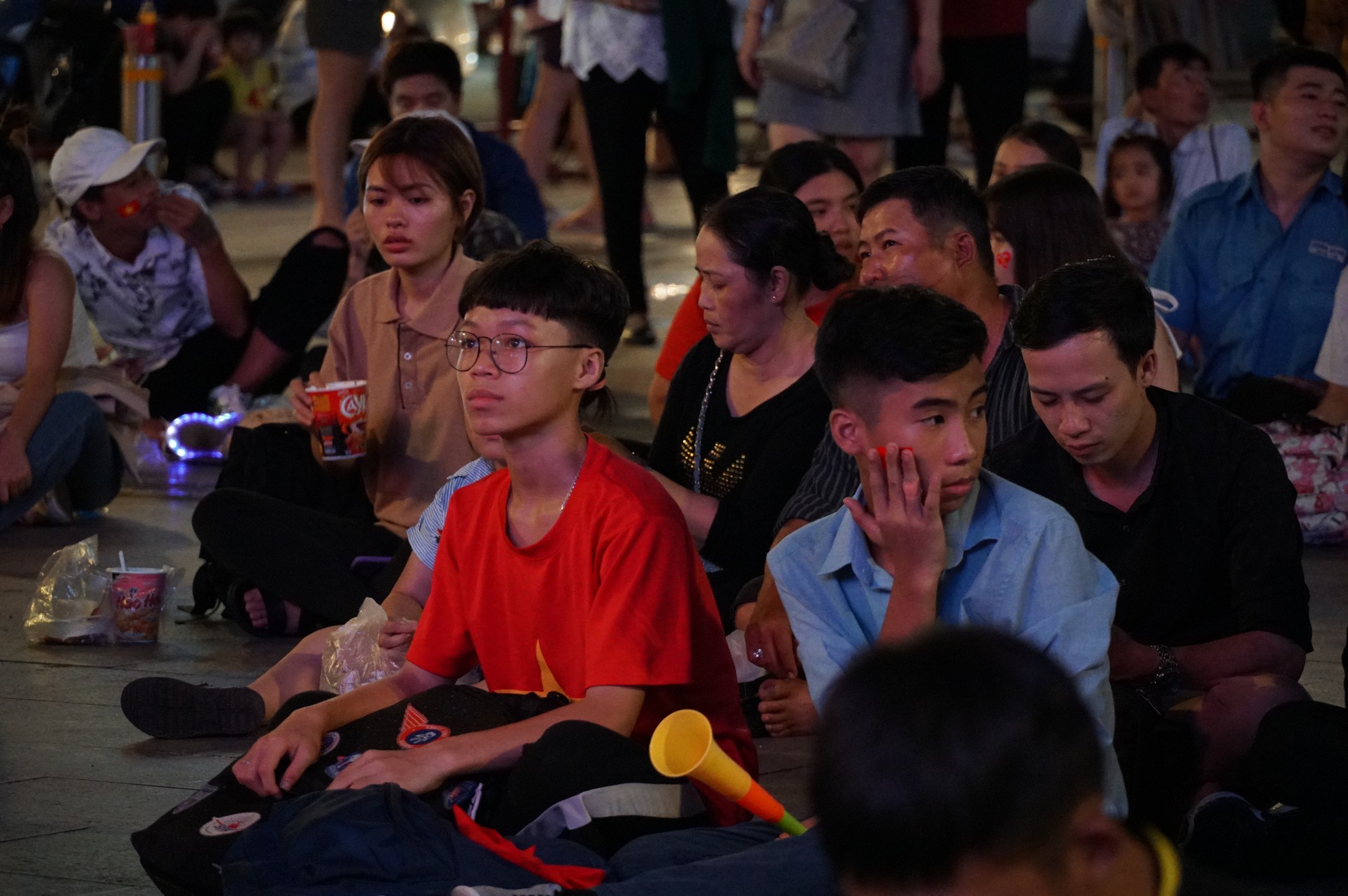 Hàng nghìn người Sài Gòn xuống phố đi bộ Nguyễn Huệ xem trận đại chiến Việt Nam - Thái Lan - Ảnh 8. Hàng nghìn người Sài Gòn xuống phố đi bộ Nguyễn Huệ xem trận đại chiến Việt Nam - Thái Lan - Ảnh 8.
