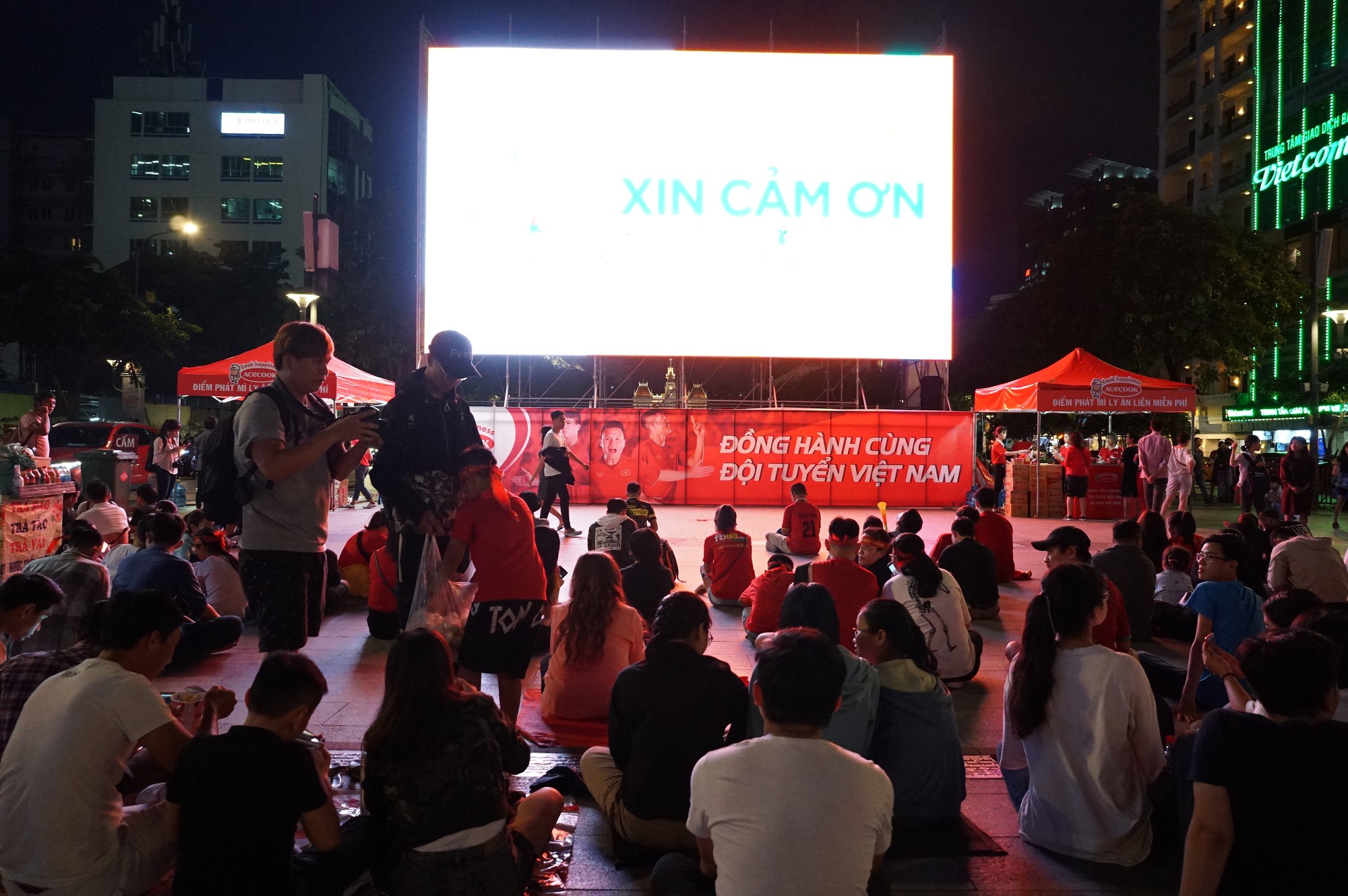 Hàng nghìn người Sài Gòn xuống phố đi bộ Nguyễn Huệ xem trận đại chiến Việt Nam - Thái Lan - Ảnh 3. Hàng nghìn người Sài Gòn xuống phố đi bộ Nguyễn Huệ xem trận đại chiến Việt Nam - Thái Lan - Ảnh 3.