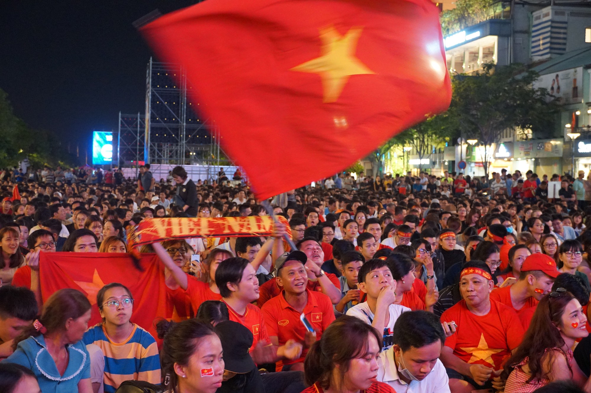 Phố đi bộ Nguyễn Huệ nhuộm đỏ màu cờ trong trận thắng nghẹt thở của tuyển Việt Nam trước Thái Lan - Ảnh 3. Phố đi bộ Nguyễn Huệ nhuộm đỏ màu cờ trong trận thắng nghẹt thở của tuyển Việt Nam trước Thái Lan - Ảnh 3.