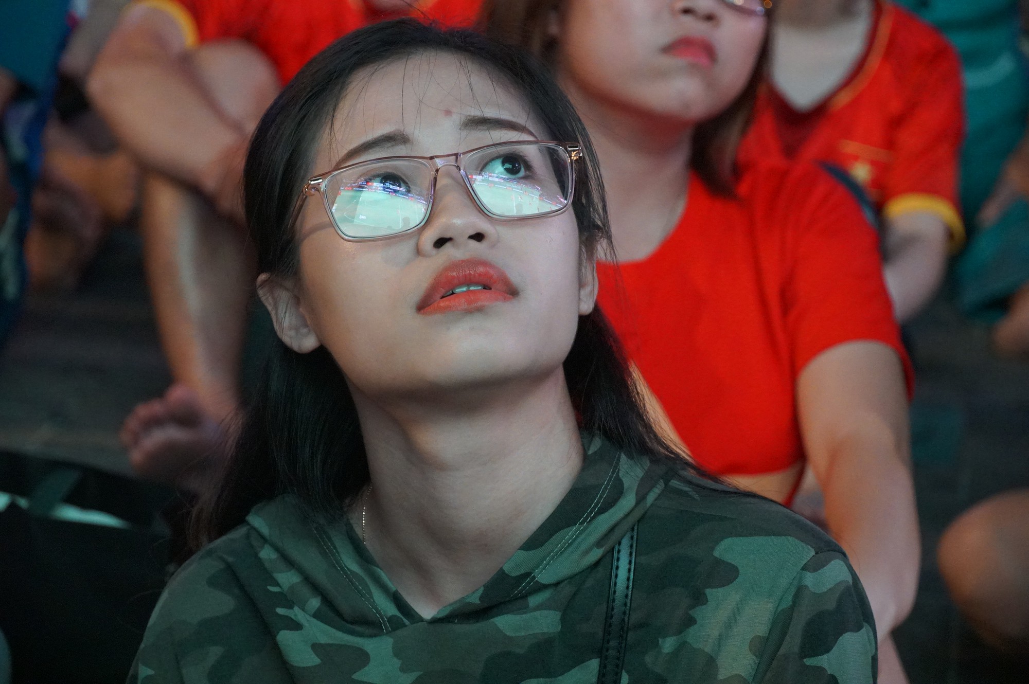 Phố đi bộ Nguyễn Huệ nhuộm đỏ màu cờ trong trận thắng nghẹt thở của tuyển Việt Nam trước Thái Lan - Ảnh 6. Phố đi bộ Nguyễn Huệ nhuộm đỏ màu cờ trong trận thắng nghẹt thở của tuyển Việt Nam trước Thái Lan - Ảnh 6.