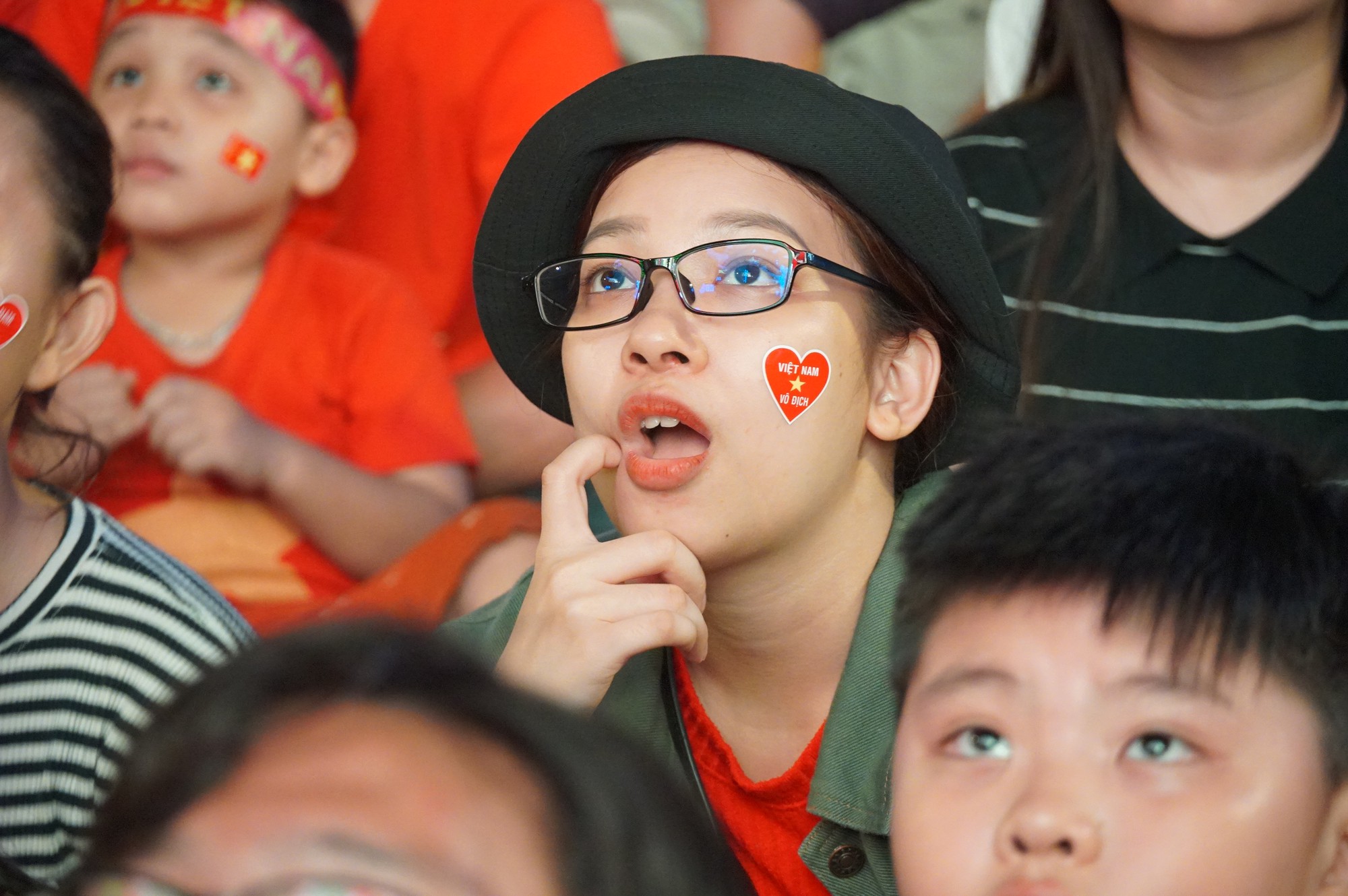 Phố đi bộ Nguyễn Huệ nhuộm đỏ màu cờ trong trận thắng nghẹt thở của tuyển Việt Nam trước Thái Lan - Ảnh 9. Phố đi bộ Nguyễn Huệ nhuộm đỏ màu cờ trong trận thắng nghẹt thở của tuyển Việt Nam trước Thái Lan - Ảnh 9.