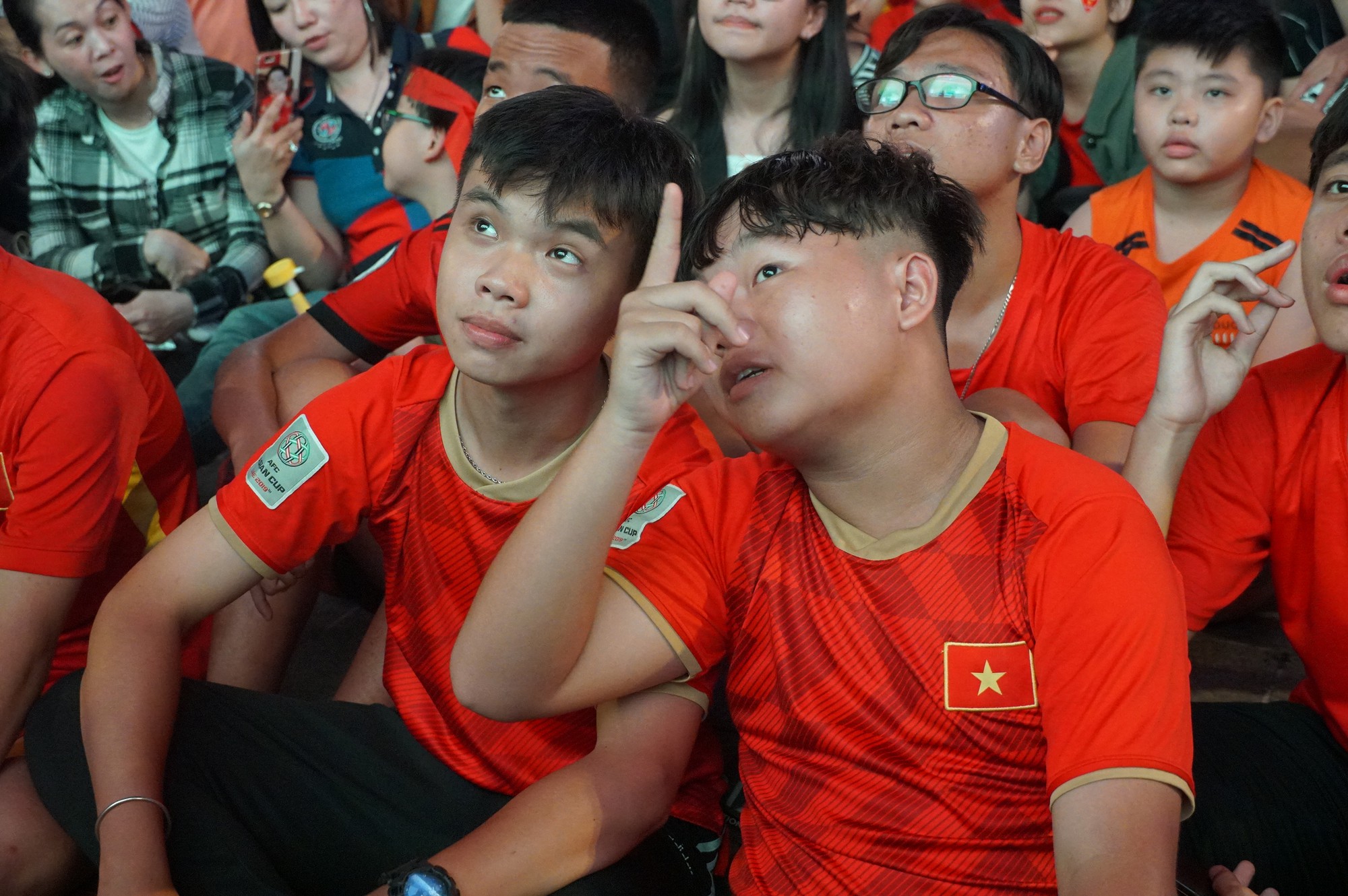 Phố đi bộ Nguyễn Huệ nhuộm đỏ màu cờ trong trận thắng nghẹt thở của tuyển Việt Nam trước Thái Lan - Ảnh 10. Phố đi bộ Nguyễn Huệ nhuộm đỏ màu cờ trong trận thắng nghẹt thở của tuyển Việt Nam trước Thái Lan - Ảnh 10.