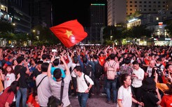 Phố đi bộ Nguyễn Huệ nhuộm đỏ màu cờ trong trận thắng nghẹt thở của tuyển Việt Nam trước Thái Lan