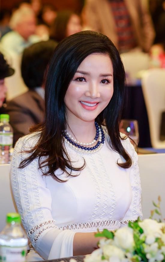 Hoa hậu Giáng My bị nhận xét như búp bê sống vì ảnh photoshop quá đà - Ảnh 5.