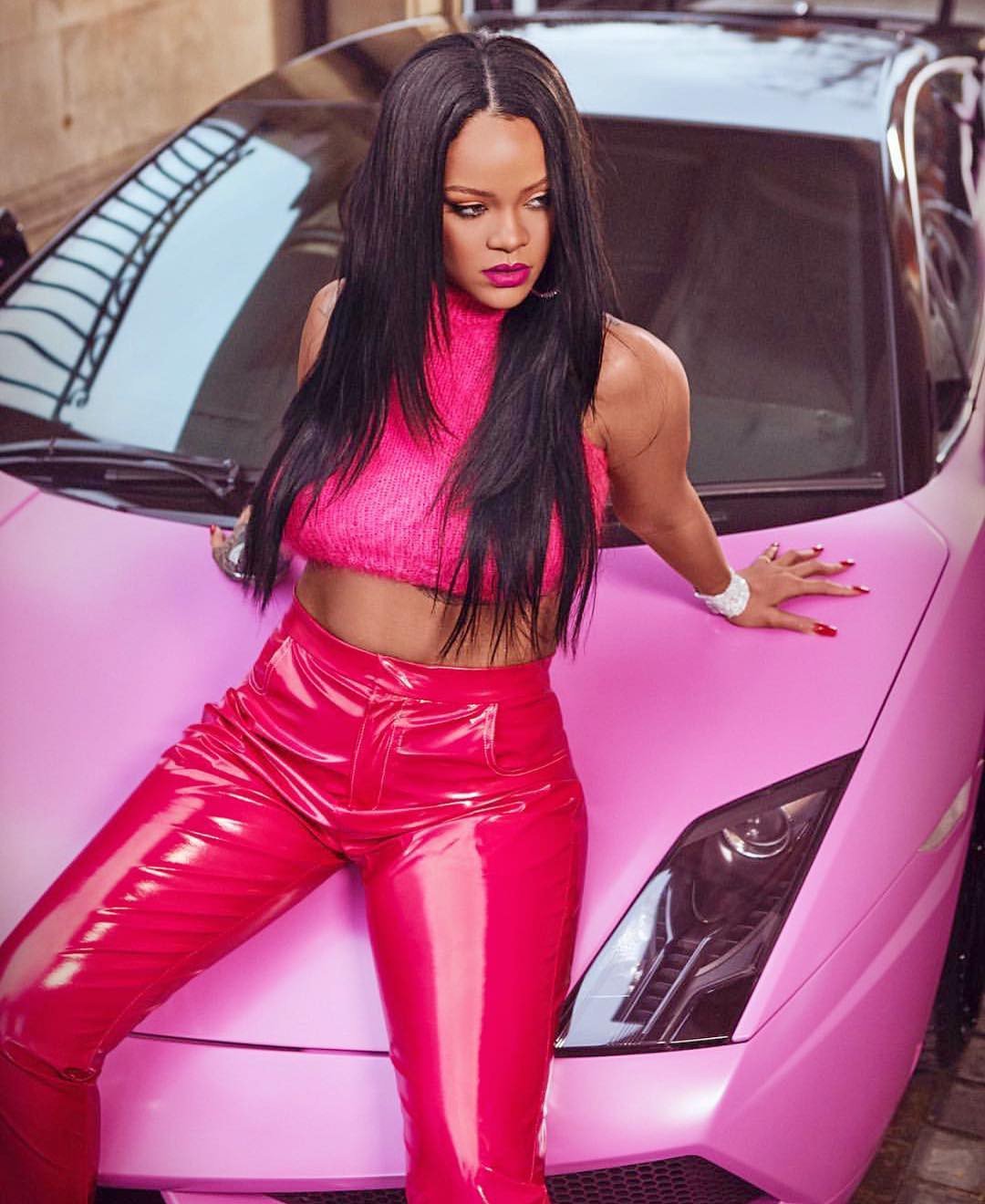 Khối tài sản 600 triệu USD của ngôi sao giàu nhất hành tinh Rihanna - Ảnh 6. Khối tài sản 600 triệu USD của ngôi sao giàu nhất hành tinh Rihanna - Ảnh 6.