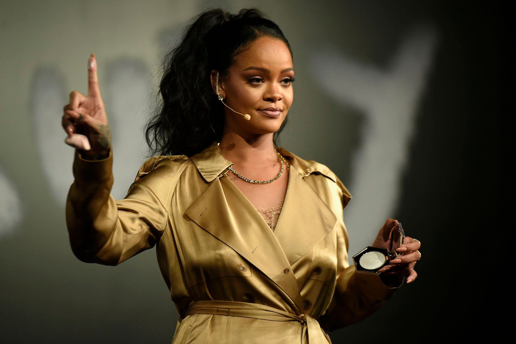 Khối tài sản 600 triệu USD của ngôi sao giàu nhất hành tinh Rihanna - Ảnh 2. Khối tài sản 600 triệu USD của ngôi sao giàu nhất hành tinh Rihanna - Ảnh 2.
