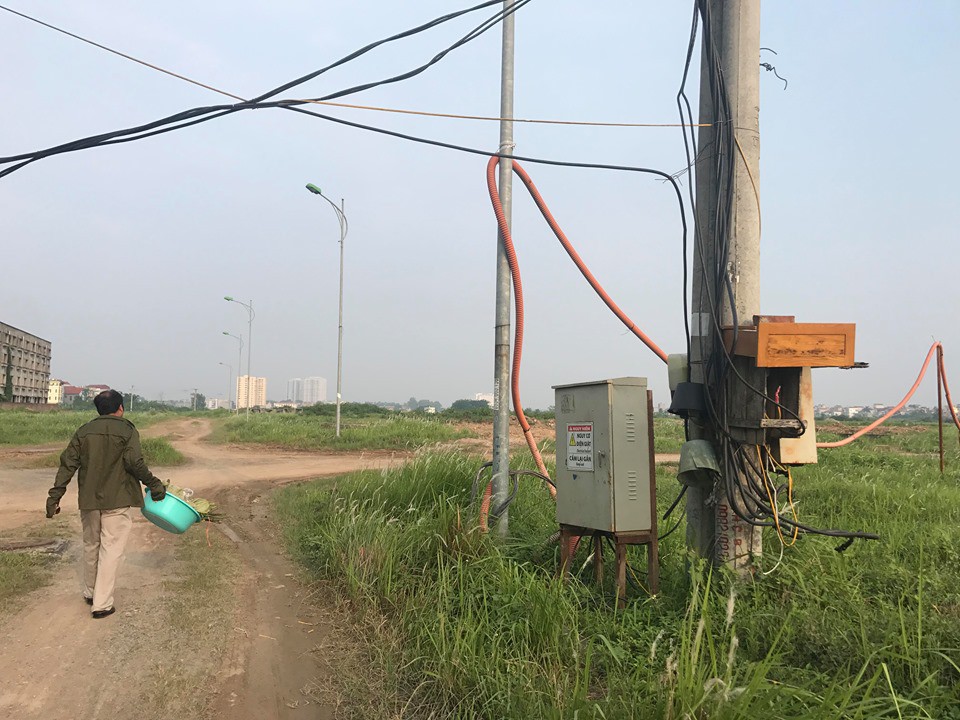 Tiếc tiền, người dân sống khổ sở tại khu đô thị bỏ hoang Kim Chung- Di Trạch - Ảnh 4.