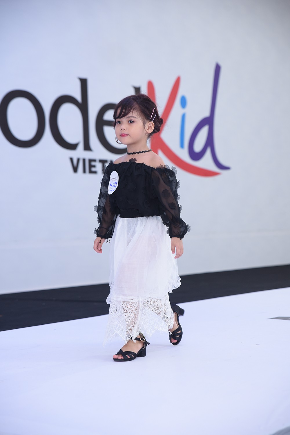 HLV Model Kid Vietnam 2019 phản đối mẫu nhí trang điểm đậm, nhuộm tóc như người lớn - Ảnh 1.