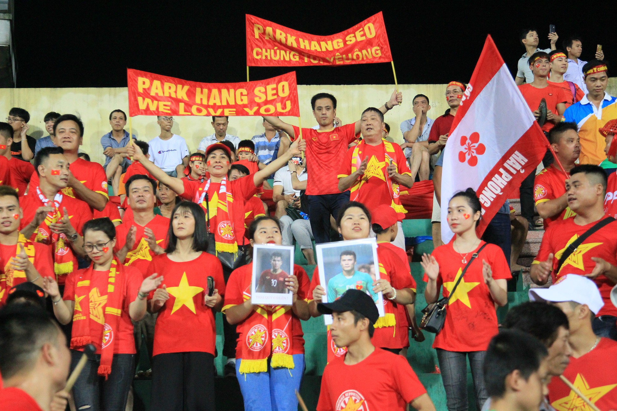 CĐV thắp lửa khán đài Việt Trì trong thủy chiến U23 Việt Nam vs U23 Myanmar - Ảnh 3. CĐV thắp lửa khán đài Việt Trì trong thủy chiến U23 Việt Nam vs U23 Myanmar - Ảnh 3.