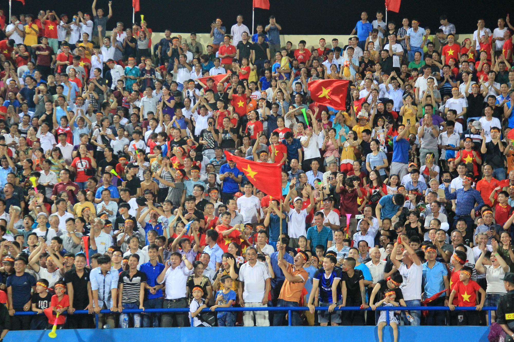 CĐV thắp lửa khán đài Việt Trì trong thủy chiến U23 Việt Nam vs U23 Myanmar - Ảnh 1. CĐV thắp lửa khán đài Việt Trì trong thủy chiến U23 Việt Nam vs U23 Myanmar - Ảnh 1.