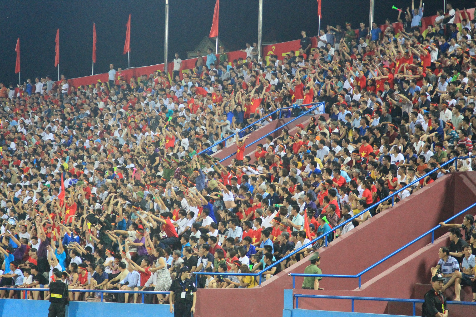 CĐV thắp lửa khán đài Việt Trì trong thủy chiến U23 Việt Nam vs U23 Myanmar - Ảnh 4. CĐV thắp lửa khán đài Việt Trì trong thủy chiến U23 Việt Nam vs U23 Myanmar - Ảnh 4.