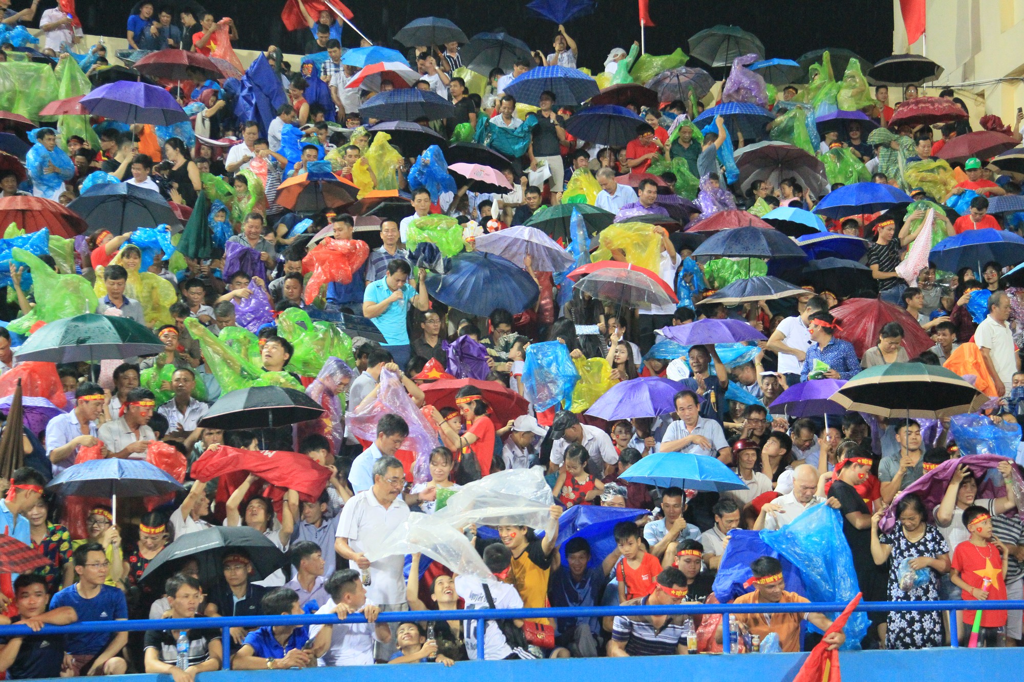 CĐV thắp lửa khán đài Việt Trì trong thủy chiến U23 Việt Nam vs U23 Myanmar - Ảnh 13. CĐV thắp lửa khán đài Việt Trì trong thủy chiến U23 Việt Nam vs U23 Myanmar - Ảnh 13.