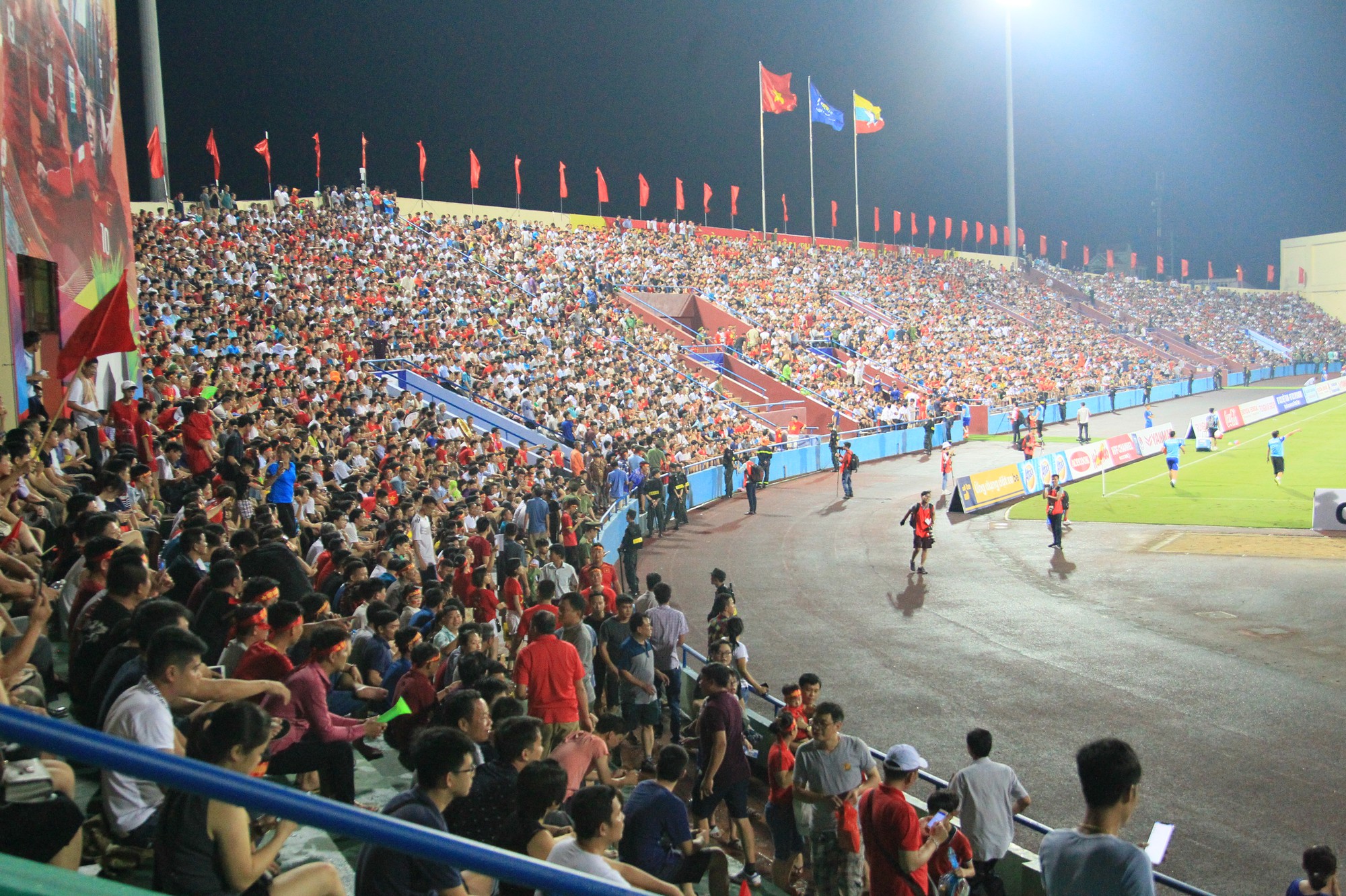 CĐV thắp lửa khán đài Việt Trì trong thủy chiến U23 Việt Nam vs U23 Myanmar - Ảnh 5. CĐV thắp lửa khán đài Việt Trì trong thủy chiến U23 Việt Nam vs U23 Myanmar - Ảnh 5.