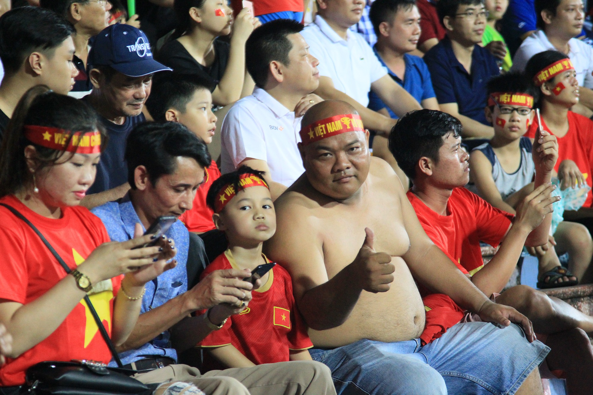 CĐV thắp lửa khán đài Việt Trì trong thủy chiến U23 Việt Nam vs U23 Myanmar - Ảnh 7. CĐV thắp lửa khán đài Việt Trì trong thủy chiến U23 Việt Nam vs U23 Myanmar - Ảnh 7.