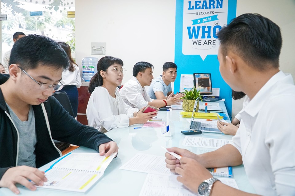 Thông tin tuyển sinh 2019 (7/6): Giám đốc sở xin lỗi thí sinh quì gối khóc nức nở trước trường thi, điểm chuẩn vào lớp 10 THPT Chuyên Ngoại ngữ - Ảnh 2. Thông tin tuyển sinh 2019 (7/6): Giám đốc sở xin lỗi thí sinh quì gối khóc nức nở trước trường thi, điểm chuẩn vào lớp 10 THPT Chuyên Ngoại ngữ - Ảnh 2.