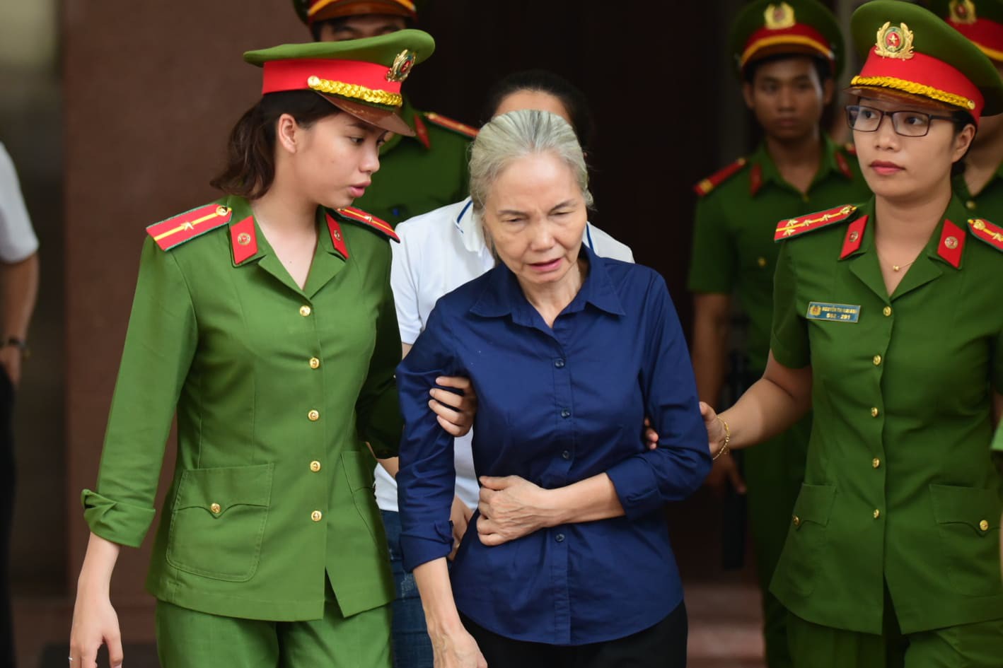 Vũ nhôm tươi cười dù kêu oan bất thành trong đại án 3.600 tỉ ở ngân hàng Đông Á - Ảnh 12. Vũ nhôm tươi cười dù kêu oan bất thành trong đại án 3.600 tỉ ở ngân hàng Đông Á - Ảnh 12.