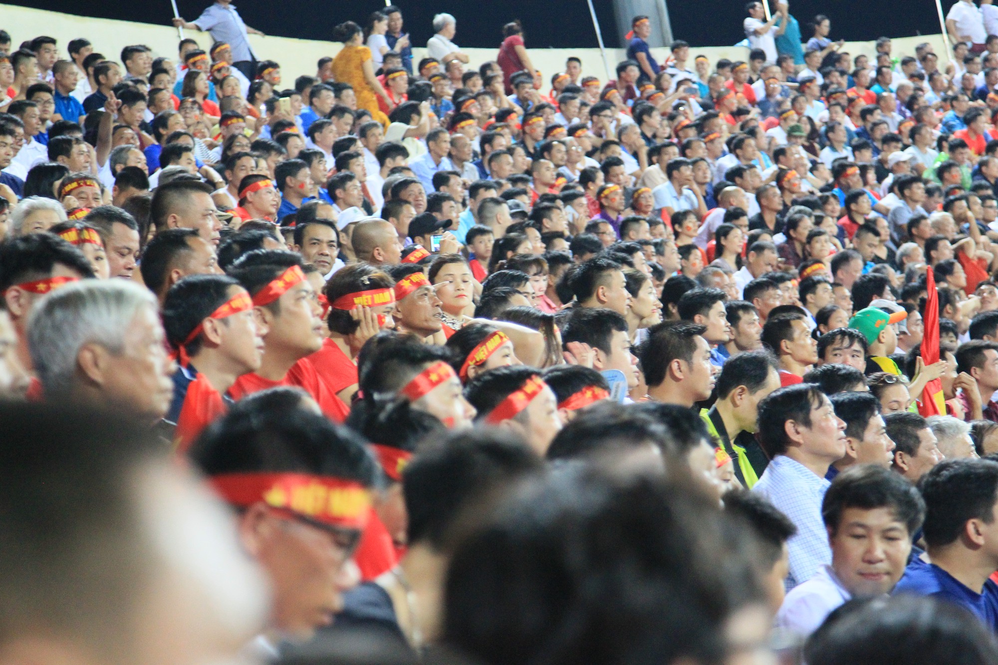 CĐV thắp lửa khán đài Việt Trì trong thủy chiến U23 Việt Nam vs U23 Myanmar - Ảnh 2. CĐV thắp lửa khán đài Việt Trì trong thủy chiến U23 Việt Nam vs U23 Myanmar - Ảnh 2.