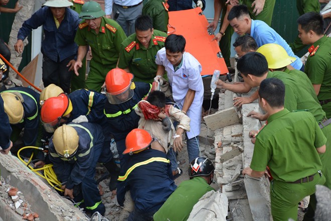 Nạn nhân mắc kẹt trong vụ nhà đổ sập khi phá dỡ đã tử vong - Ảnh 2. Nạn nhân mắc kẹt trong vụ nhà đổ sập khi phá dỡ đã tử vong - Ảnh 2.