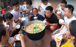 Bà Tân Vlog làm nồi lẩu Thái siêu cay khổng lồ cổ vũ tuyển Việt Nam trước trận chung kết King's Cup 2019