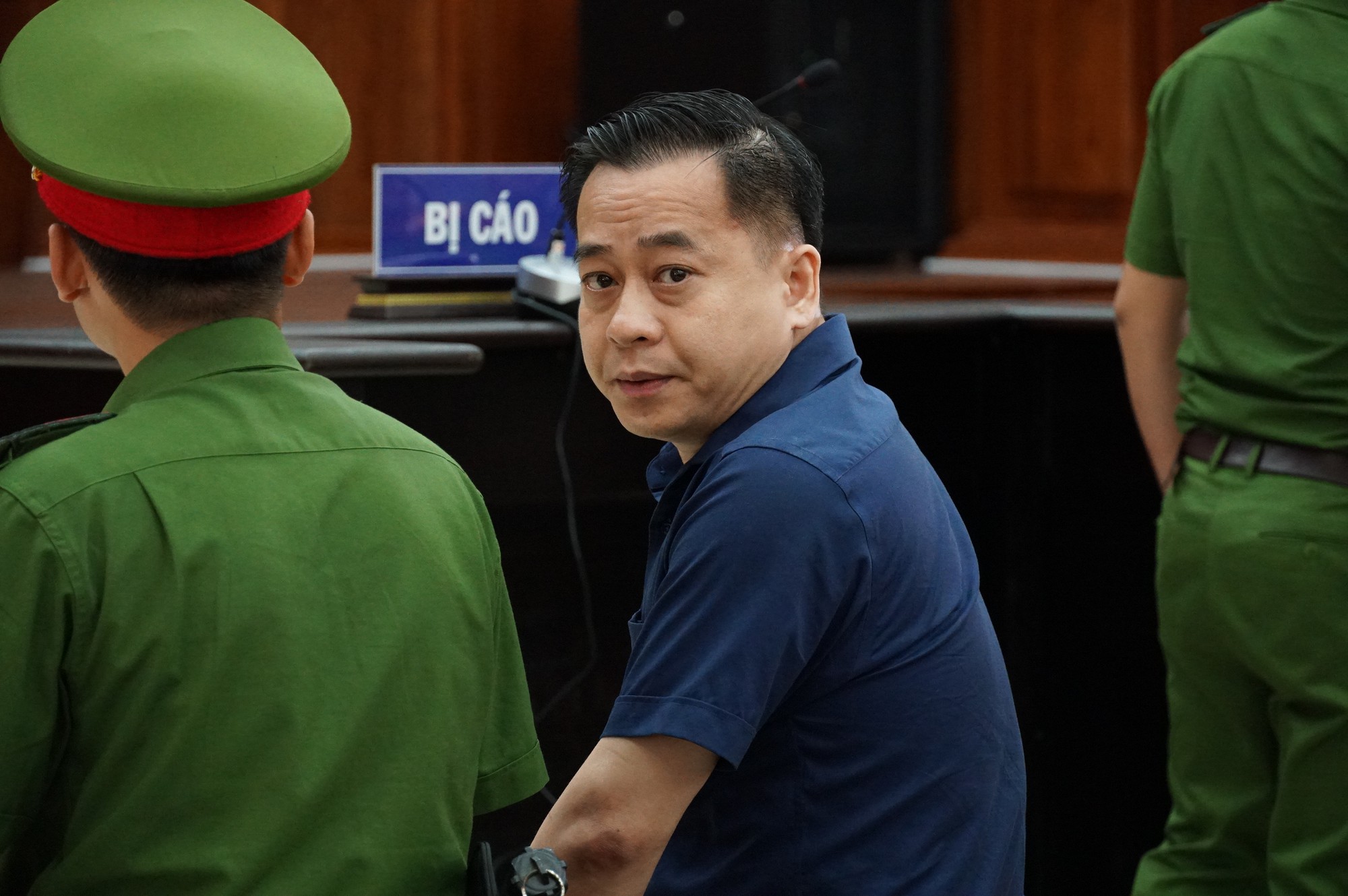 Vũ nhôm tươi cười dù kêu oan bất thành trong đại án 3.600 tỉ ở ngân hàng Đông Á - Ảnh 1. Vũ nhôm tươi cười dù kêu oan bất thành trong đại án 3.600 tỉ ở ngân hàng Đông Á - Ảnh 1.