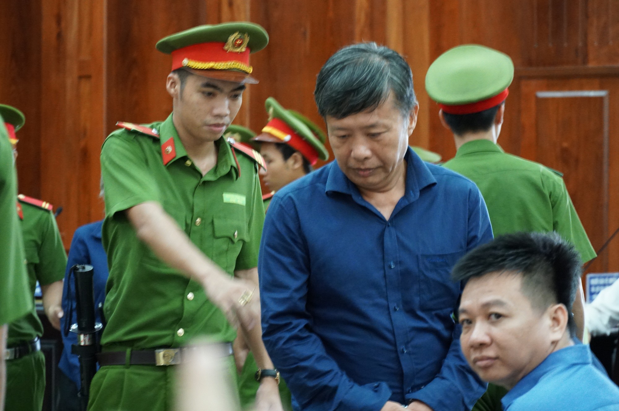 Vũ nhôm tươi cười dù kêu oan bất thành trong đại án 3.600 tỉ ở ngân hàng Đông Á - Ảnh 4. Vũ nhôm tươi cười dù kêu oan bất thành trong đại án 3.600 tỉ ở ngân hàng Đông Á - Ảnh 4.