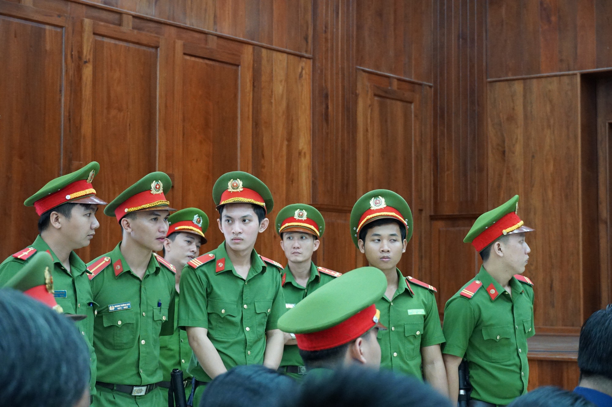 Vũ nhôm tươi cười dù kêu oan bất thành trong đại án 3.600 tỉ ở ngân hàng Đông Á - Ảnh 5. Vũ nhôm tươi cười dù kêu oan bất thành trong đại án 3.600 tỉ ở ngân hàng Đông Á - Ảnh 5.