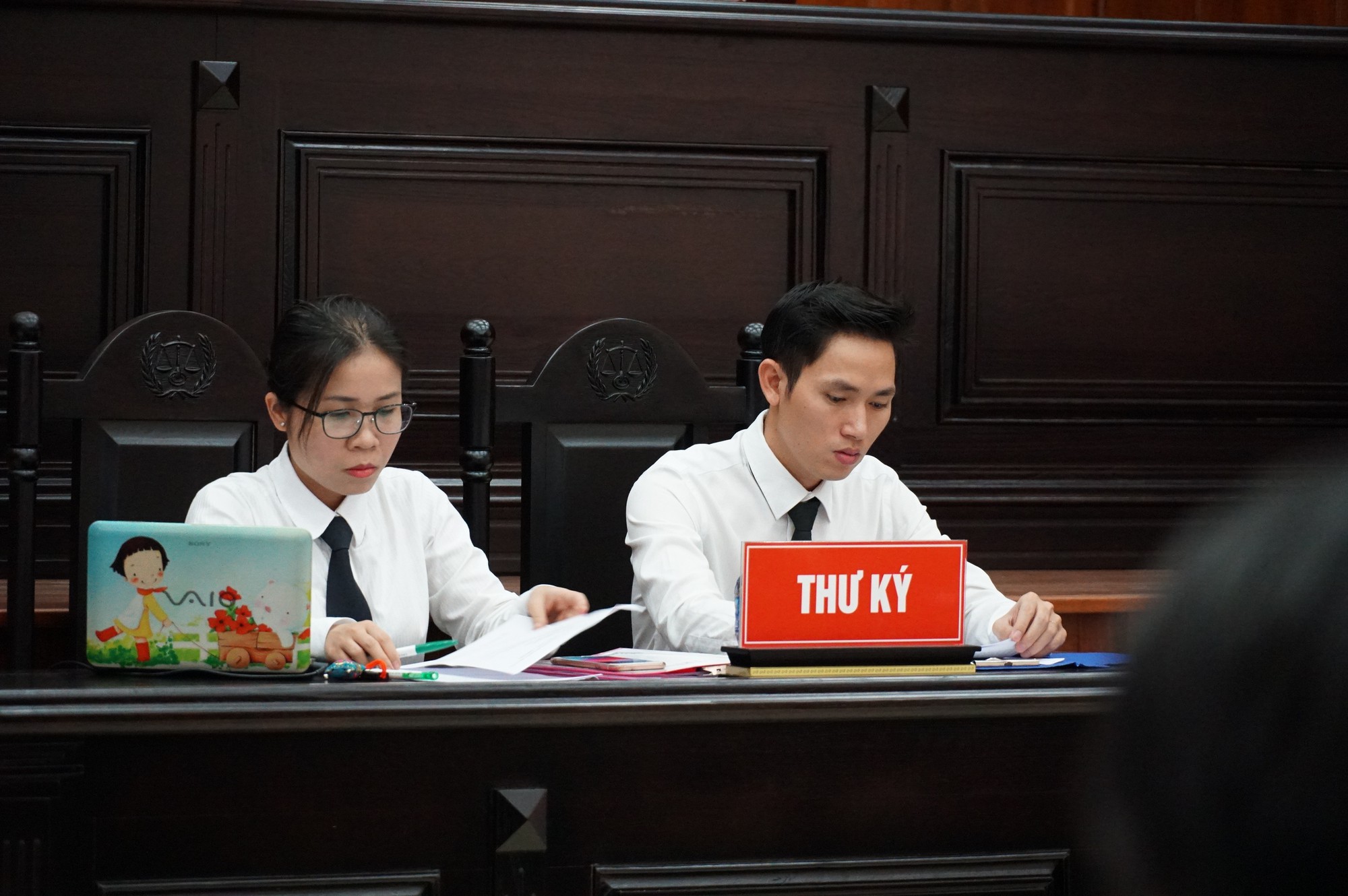 Vũ nhôm tươi cười dù kêu oan bất thành trong đại án 3.600 tỉ ở ngân hàng Đông Á - Ảnh 8. Vũ nhôm tươi cười dù kêu oan bất thành trong đại án 3.600 tỉ ở ngân hàng Đông Á - Ảnh 8.