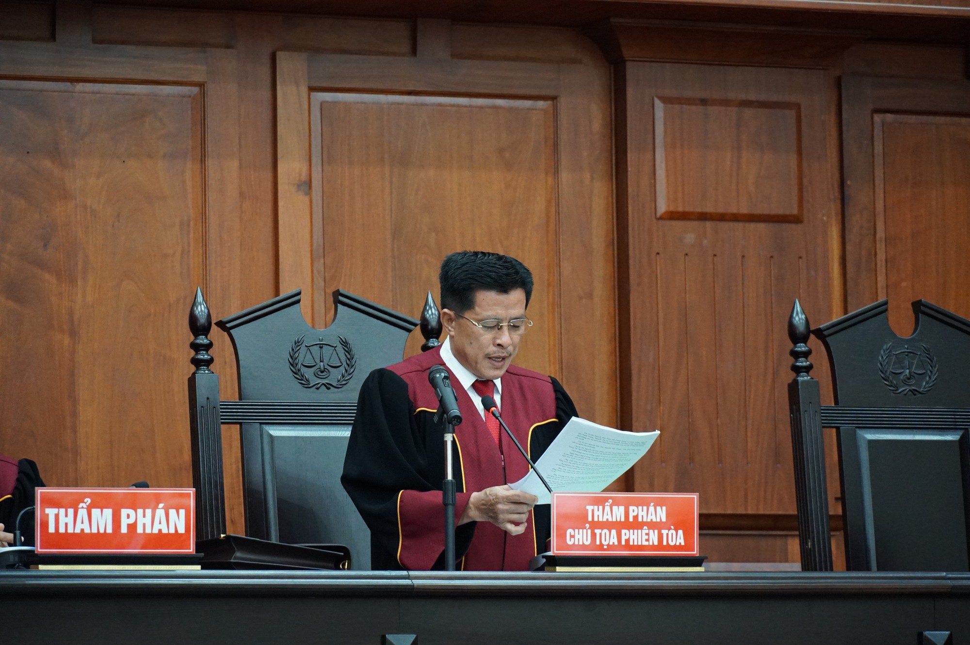 Vũ nhôm tươi cười dù kêu oan bất thành trong đại án 3.600 tỉ ở ngân hàng Đông Á - Ảnh 7. Vũ nhôm tươi cười dù kêu oan bất thành trong đại án 3.600 tỉ ở ngân hàng Đông Á - Ảnh 7.