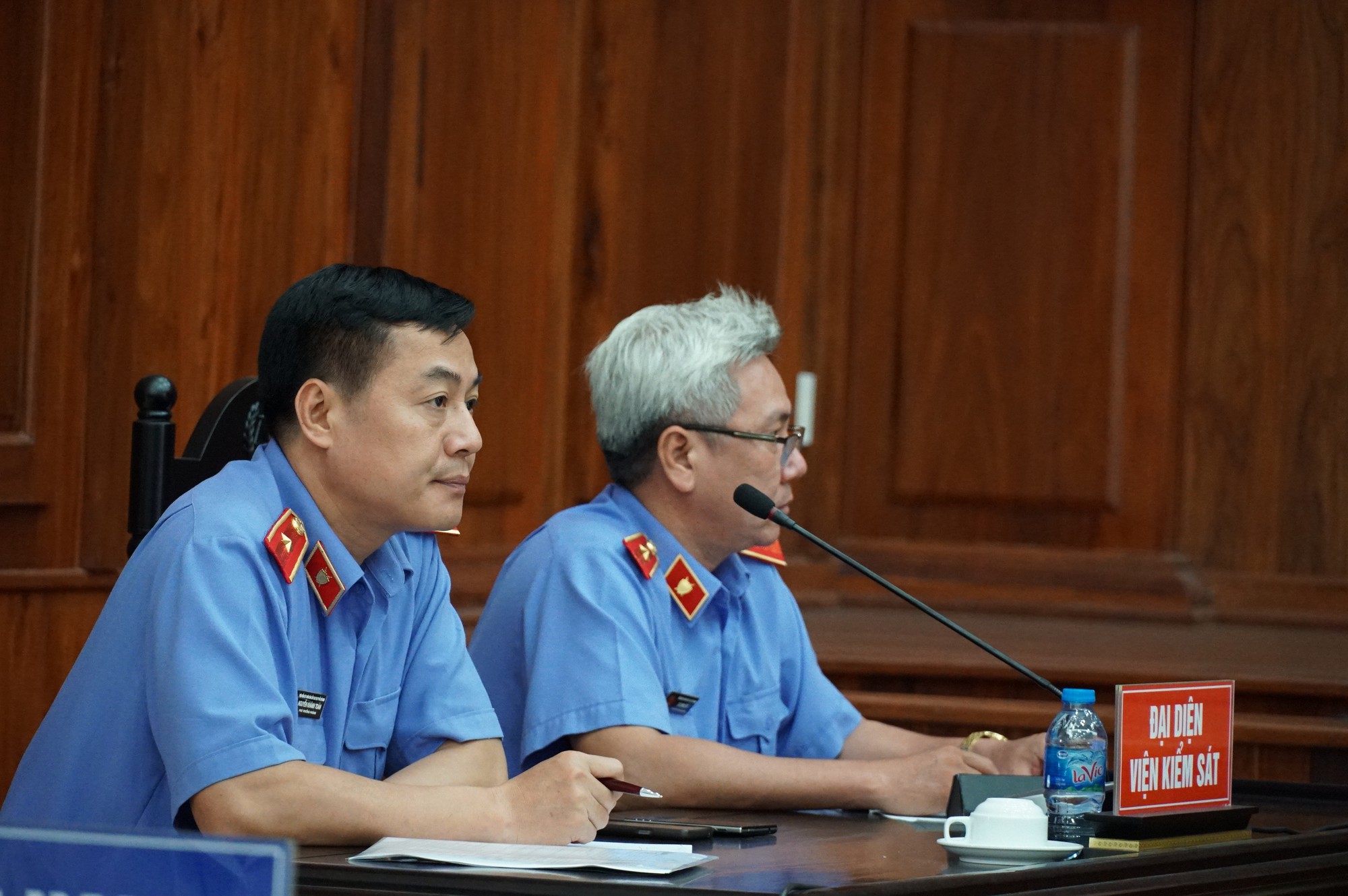 Vũ nhôm tươi cười dù kêu oan bất thành trong đại án 3.600 tỉ ở ngân hàng Đông Á - Ảnh 9. Vũ nhôm tươi cười dù kêu oan bất thành trong đại án 3.600 tỉ ở ngân hàng Đông Á - Ảnh 9.