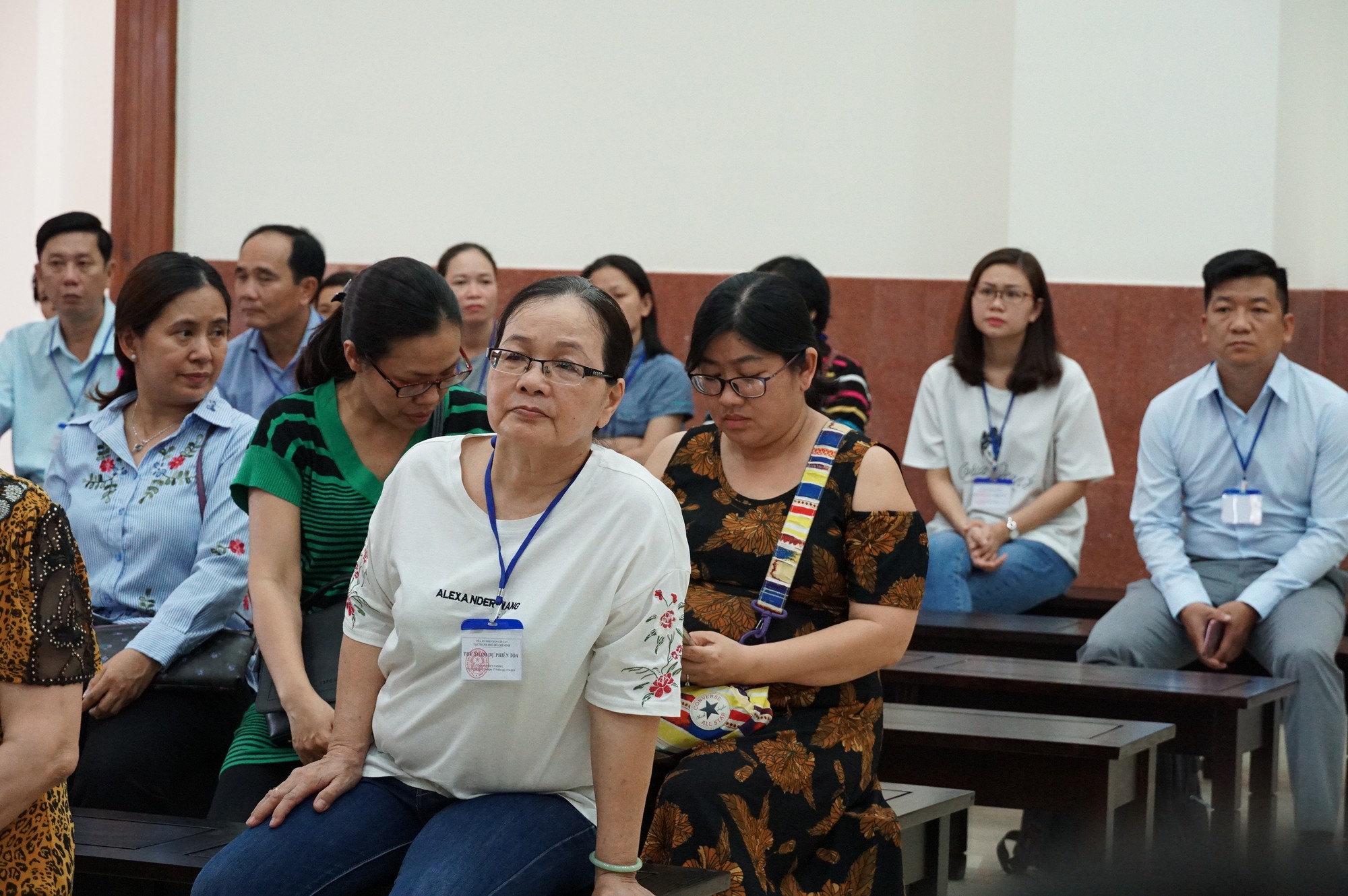 Vũ nhôm tươi cười dù kêu oan bất thành trong đại án 3.600 tỉ ở ngân hàng Đông Á - Ảnh 10. Vũ nhôm tươi cười dù kêu oan bất thành trong đại án 3.600 tỉ ở ngân hàng Đông Á - Ảnh 10.