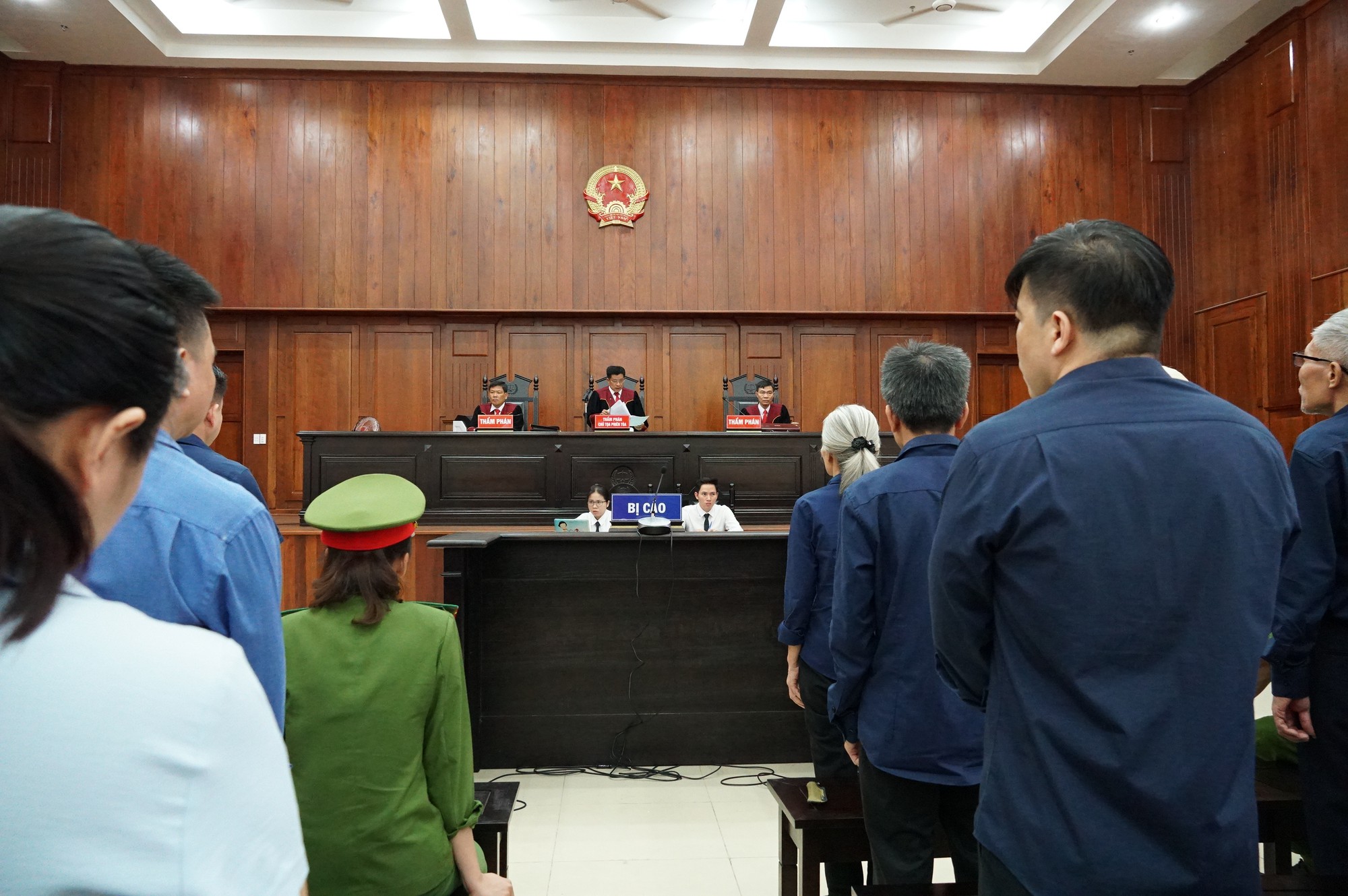 Vũ nhôm tươi cười dù kêu oan bất thành trong đại án 3.600 tỉ ở ngân hàng Đông Á - Ảnh 13. Vũ nhôm tươi cười dù kêu oan bất thành trong đại án 3.600 tỉ ở ngân hàng Đông Á - Ảnh 13.