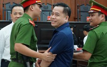 Vũ 'nhôm' tươi cười dù kêu oan bất thành trong đại án 3.600 tỉ của ngân hàng Đông Á