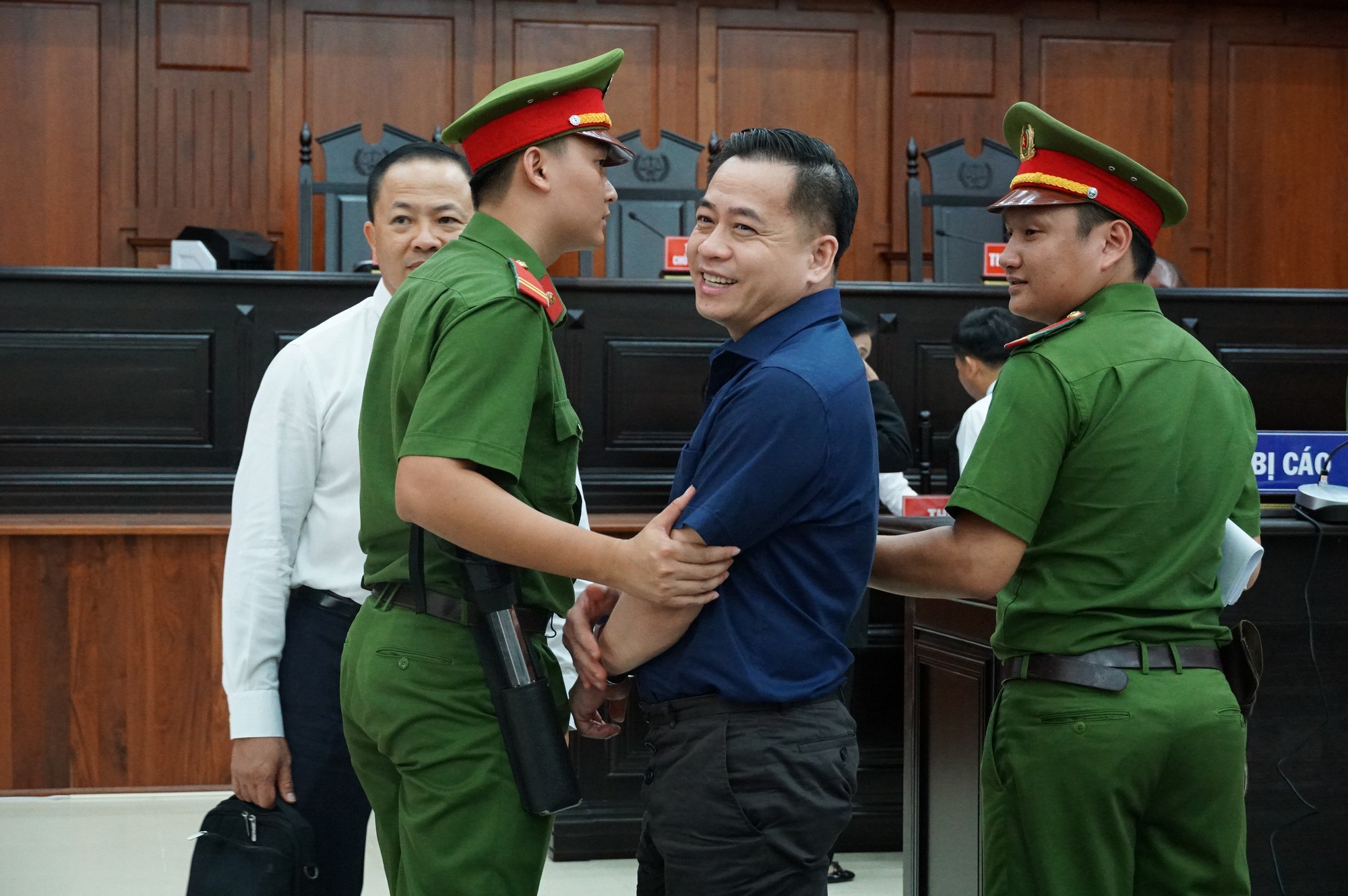 Vũ nhôm tươi cười dù kêu oan bất thành trong đại án 3.600 tỉ ở ngân hàng Đông Á - Ảnh 14. Vũ nhôm tươi cười dù kêu oan bất thành trong đại án 3.600 tỉ ở ngân hàng Đông Á - Ảnh 14.