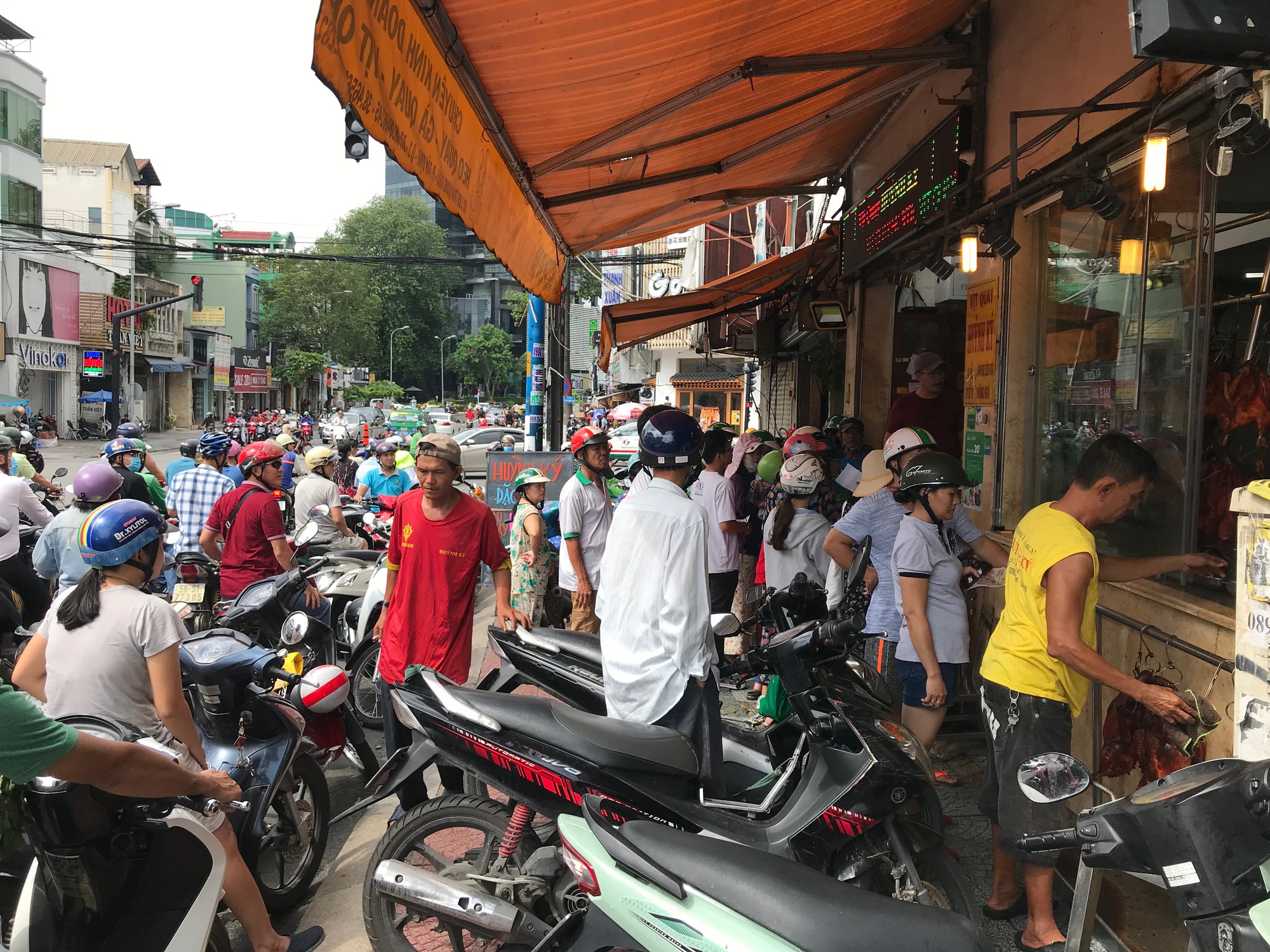 Tiệm heo quay, vịt quay ở Sài Gòn đỏ lửa từ 3h sáng phục vụ khách mua cúng Tết Đoan Ngọ - Ảnh 12. Tiệm heo quay, vịt quay ở Sài Gòn đỏ lửa từ 3h sáng phục vụ khách mua cúng Tết Đoan Ngọ - Ảnh 12.