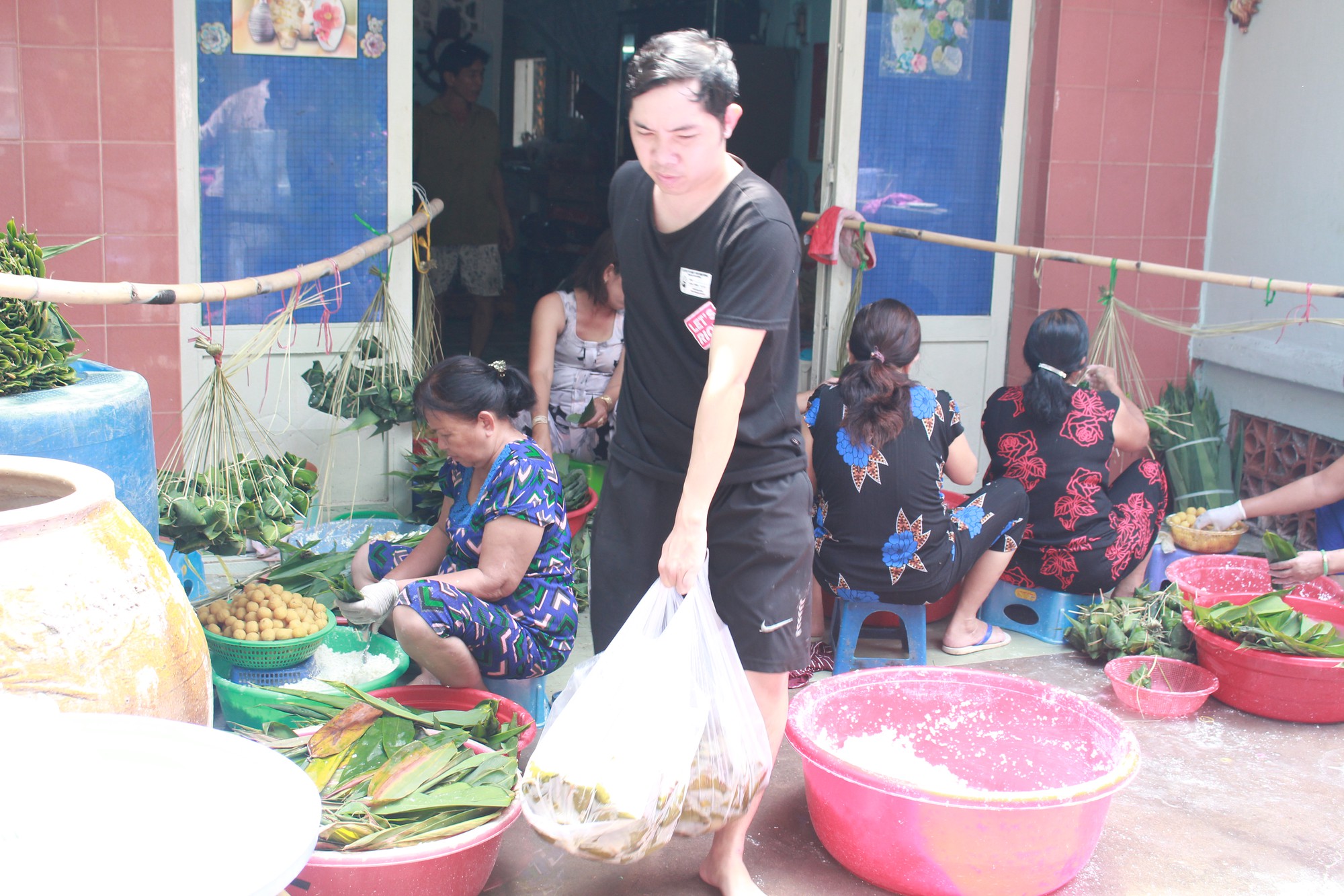 Bí quyết bán gần 30.000 bánh ú dịp Tết Đoan Ngọ của gia đình hơn 100 năm làm bánh giữa Sài Gòn - Ảnh 3. Bí quyết bán gần 30.000 bánh ú dịp Tết Đoan Ngọ của gia đình hơn 100 năm làm bánh giữa Sài Gòn - Ảnh 3.