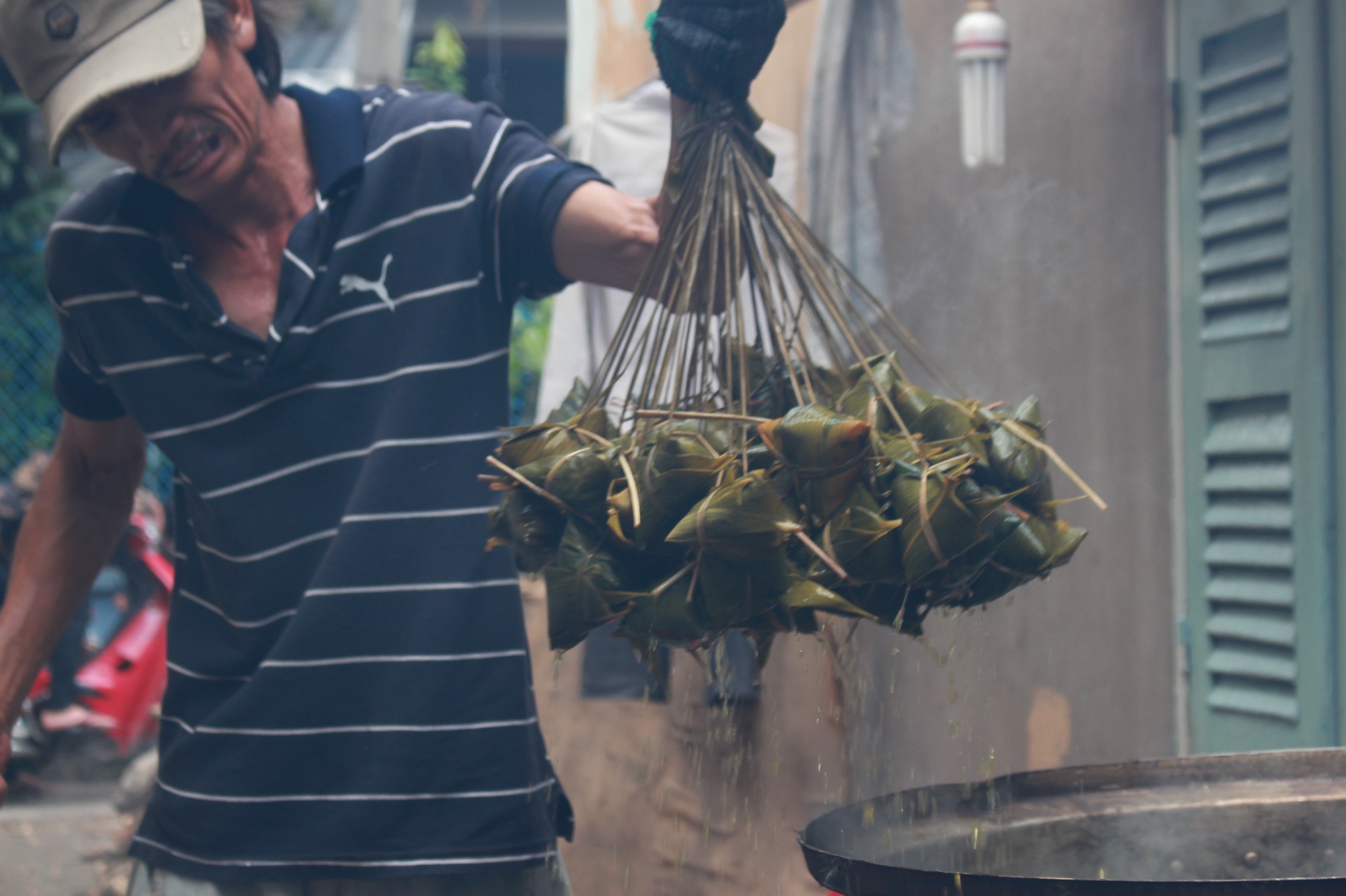 Bí quyết bán gần 30.000 bánh ú dịp Tết Đoan Ngọ của gia đình hơn 100 năm làm bánh giữa Sài Gòn - Ảnh 13. Bí quyết bán gần 30.000 bánh ú dịp Tết Đoan Ngọ của gia đình hơn 100 năm làm bánh giữa Sài Gòn - Ảnh 13.
