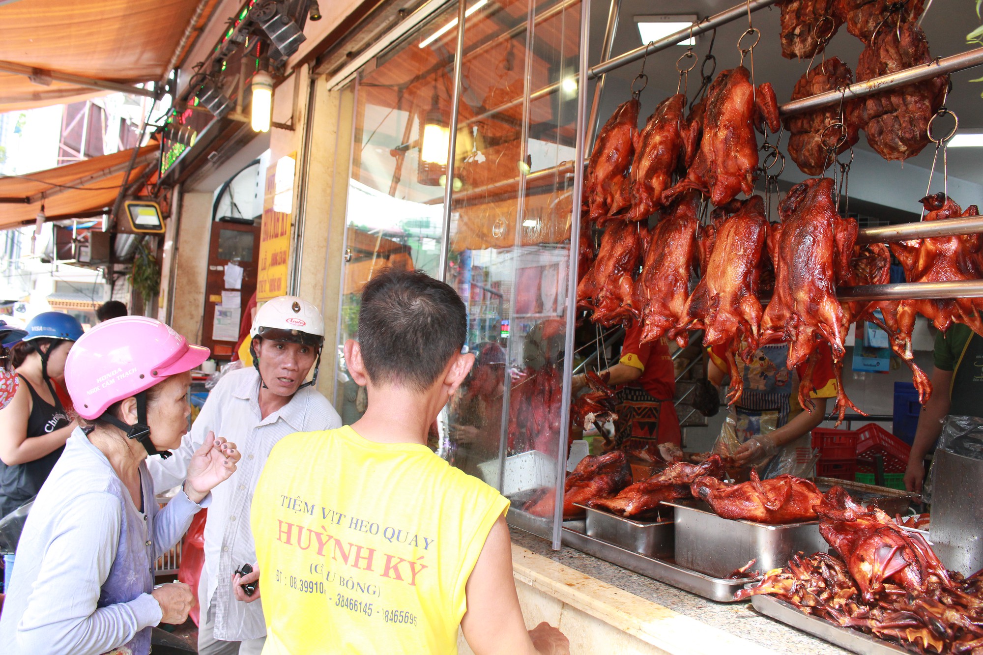Tiệm heo quay, vịt quay ở Sài Gòn đỏ lửa từ 3h sáng phục vụ khách mua cúng Tết Đoan Ngọ - Ảnh 5. Tiệm heo quay, vịt quay ở Sài Gòn đỏ lửa từ 3h sáng phục vụ khách mua cúng Tết Đoan Ngọ - Ảnh 5.