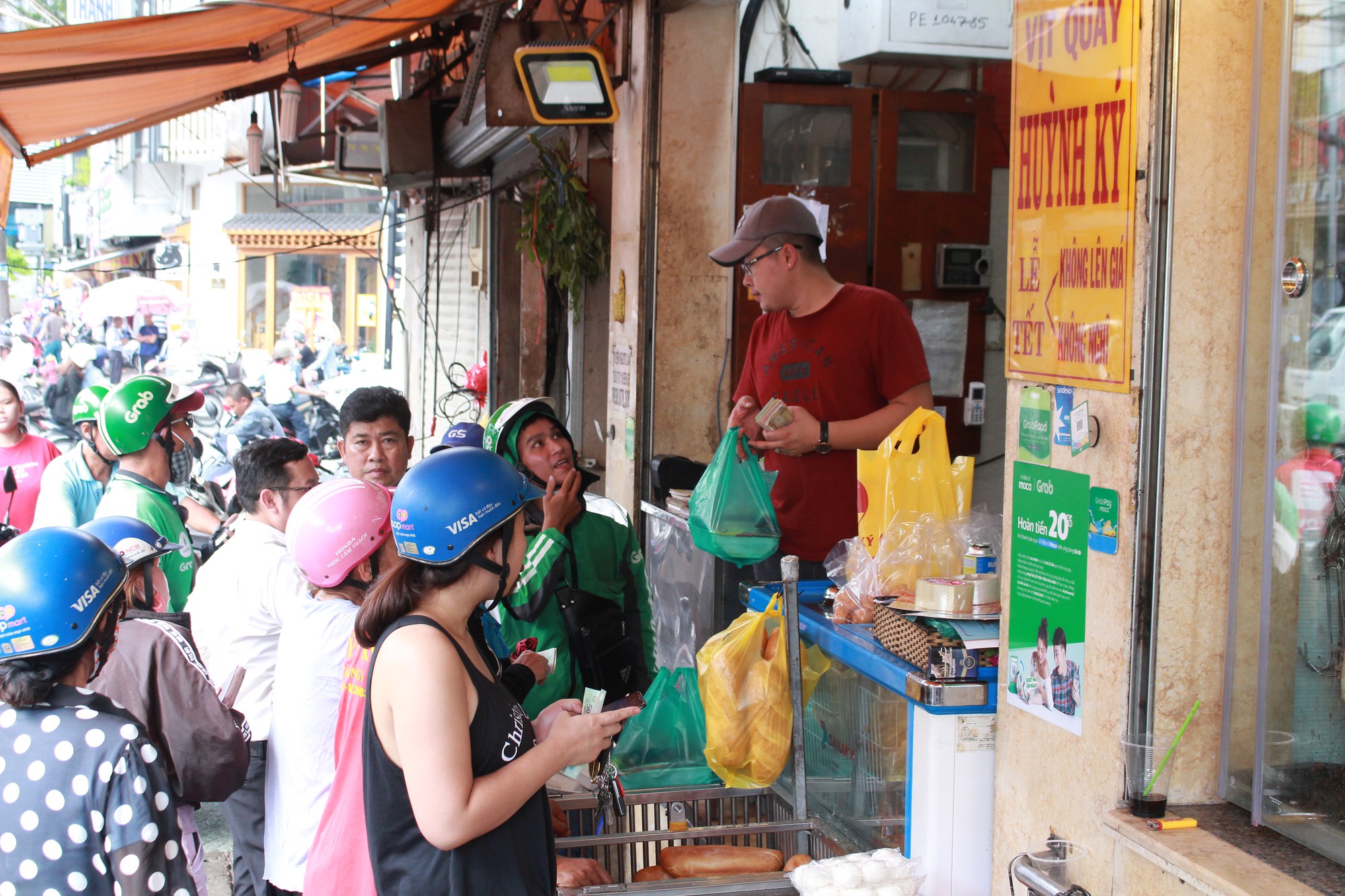 Tiệm heo quay, vịt quay ở Sài Gòn đỏ lửa từ 3h sáng phục vụ khách mua cúng Tết Đoan Ngọ - Ảnh 1. Tiệm heo quay, vịt quay ở Sài Gòn đỏ lửa từ 3h sáng phục vụ khách mua cúng Tết Đoan Ngọ - Ảnh 1.