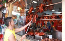 Tiệm heo quay, vịt quay ở Sài Gòn đỏ lửa từ 3h sáng phục vụ khách mua cúng Tết Đoan Ngọ