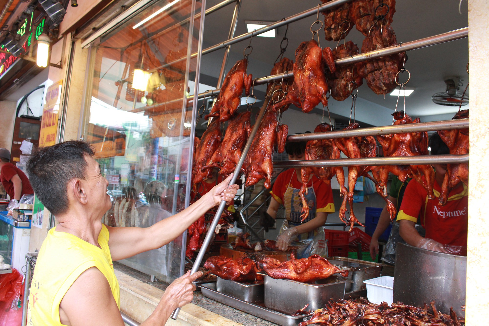 Tiệm heo quay, vịt quay ở Sài Gòn đỏ lửa từ 3h sáng phục vụ khách mua cúng Tết Đoan Ngọ - Ảnh 3. Tiệm heo quay, vịt quay ở Sài Gòn đỏ lửa từ 3h sáng phục vụ khách mua cúng Tết Đoan Ngọ - Ảnh 3.