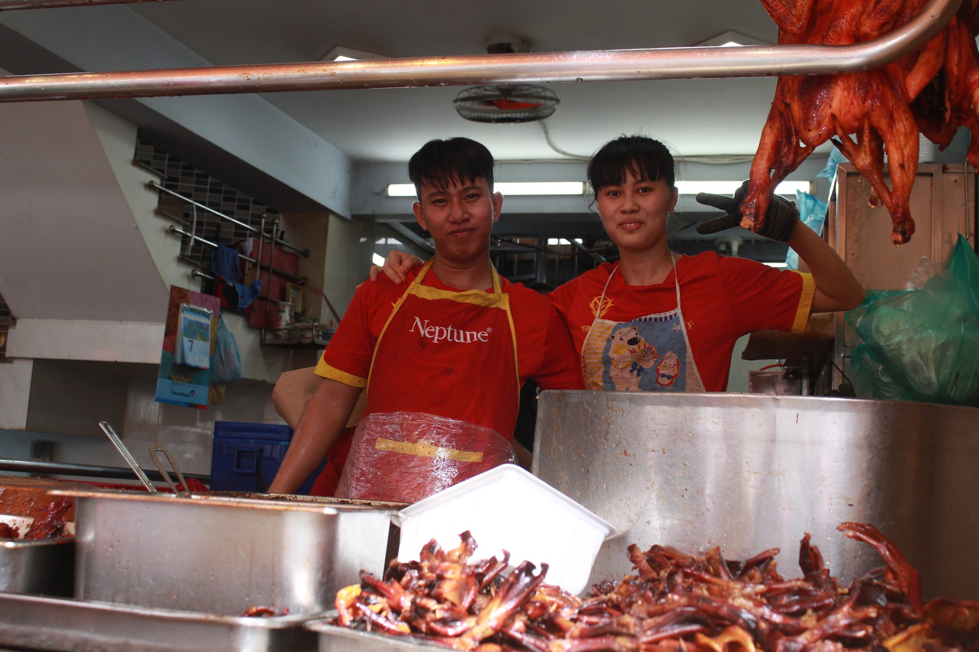 Tiệm heo quay, vịt quay ở Sài Gòn đỏ lửa từ 3h sáng phục vụ khách mua cúng Tết Đoan Ngọ - Ảnh 10. Tiệm heo quay, vịt quay ở Sài Gòn đỏ lửa từ 3h sáng phục vụ khách mua cúng Tết Đoan Ngọ - Ảnh 10.