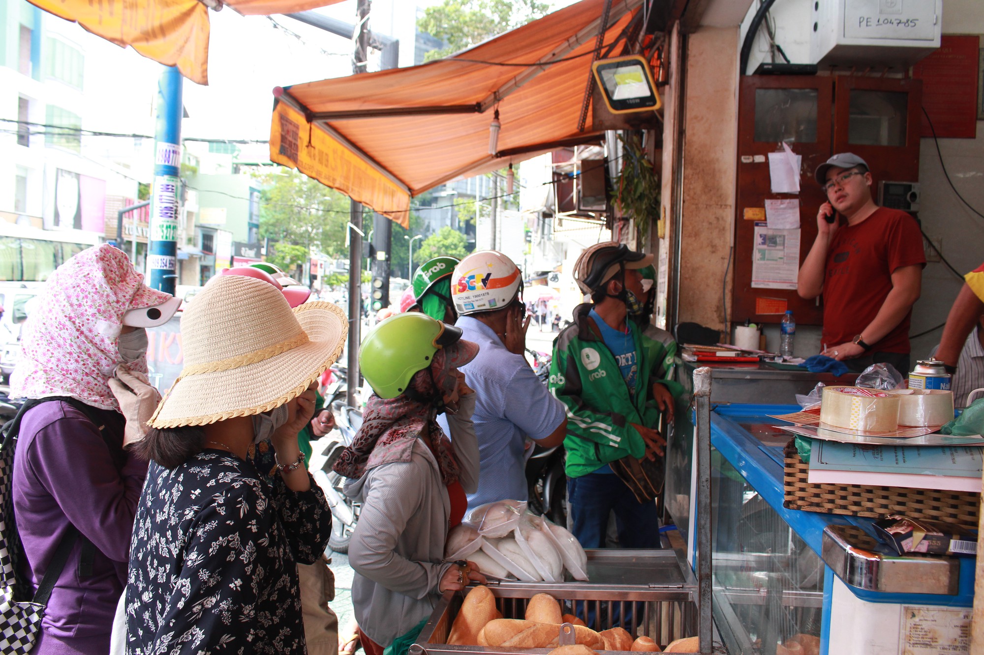 Tiệm heo quay, vịt quay ở Sài Gòn đỏ lửa từ 3h sáng phục vụ khách mua cúng Tết Đoan Ngọ - Ảnh 7. Tiệm heo quay, vịt quay ở Sài Gòn đỏ lửa từ 3h sáng phục vụ khách mua cúng Tết Đoan Ngọ - Ảnh 7.