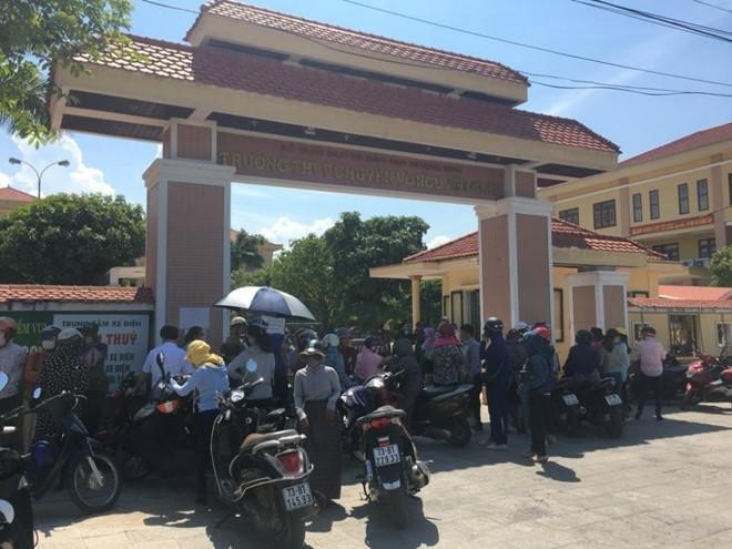 Giám đốc sở xin lỗi thí sinh quỳ gối khóc nức nở trước trường thi - Ảnh 1. Giám đốc sở xin lỗi thí sinh quỳ gối khóc nức nở trước trường thi - Ảnh 1.